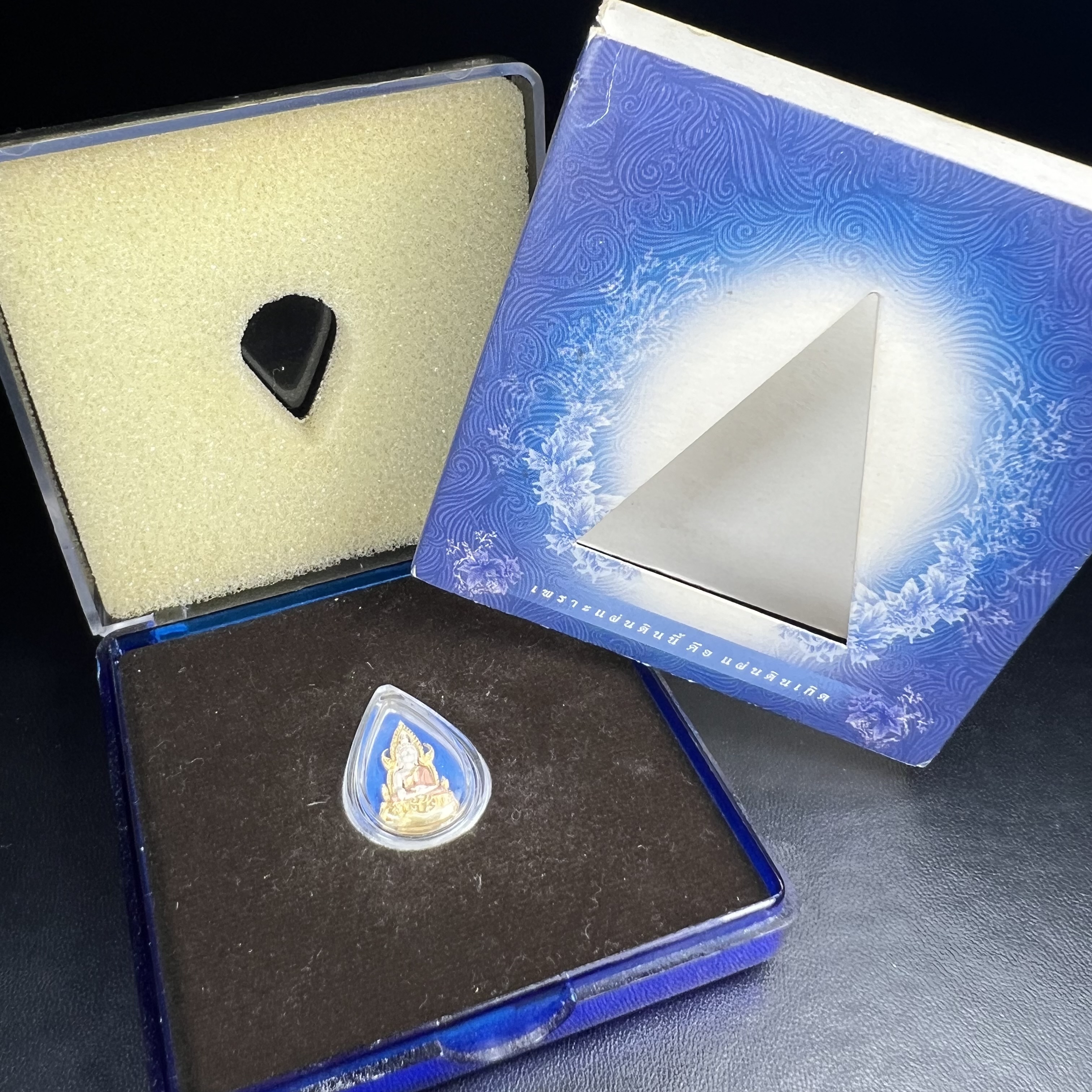 พระพุทธชินราช ภปร. โครงการ เพราะแผ่นดินนี้คือแผ่นดินเกิด เนื้อเงินชุบสามกษัตริย์ ปี2551 ขนาดหน้าตัก1/4นิ้ว(ขนาด1.1x1.6 ซม.) (สวยงามทรงคุณค่า อีกหนึ่งรุ่นยอดนิยมหายาก) (สภาพคัดสวย กล่องบรรจุเดิมครบ)