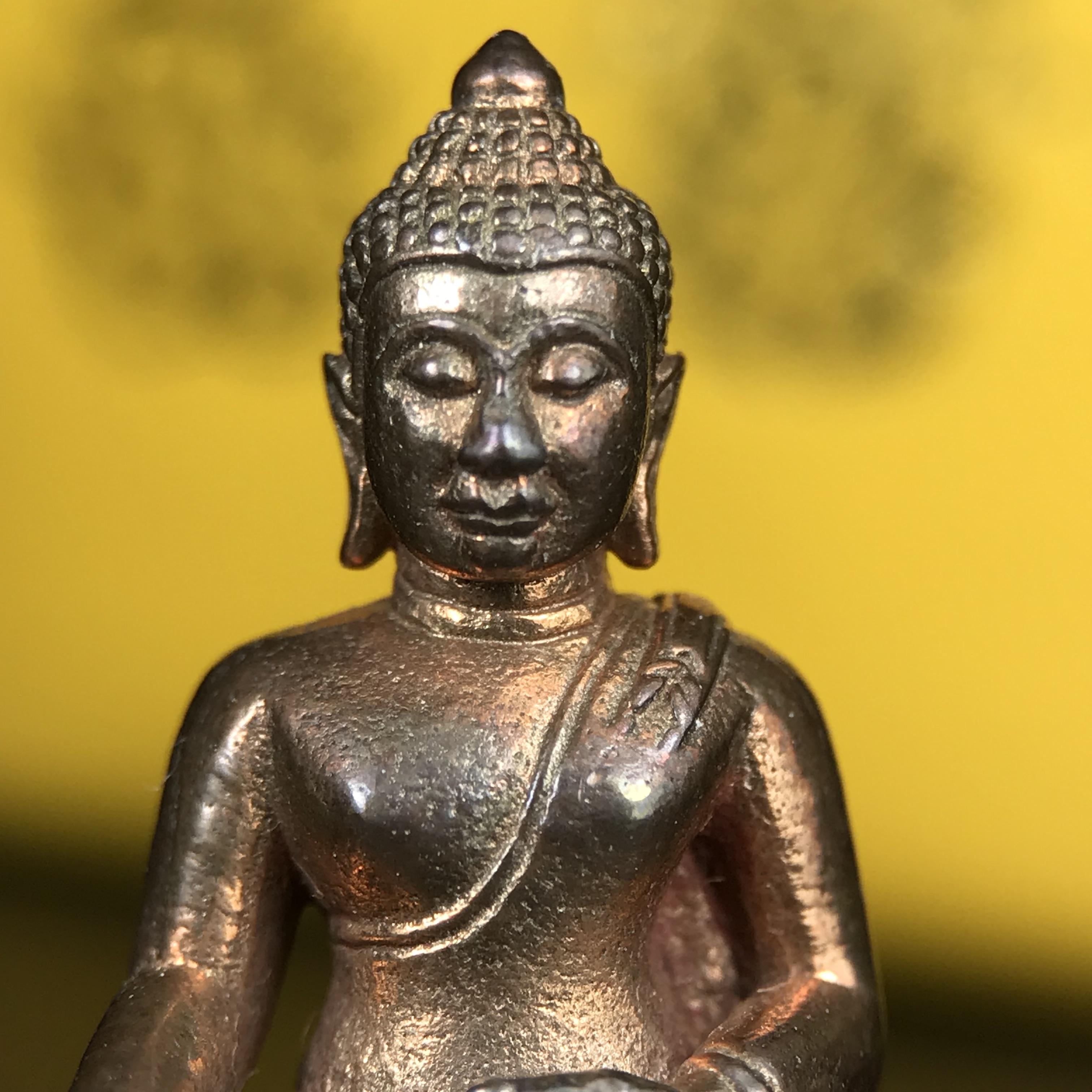 พระกริ่งพระพุทธนรสีห์ จปร.+ภปร. ครบรอบ 100 ปี ธนาคารไทยพาณิชย์ ปี 2550 พระกริ่งเนื้อนวโลหะพิเศษ(หล่อในพิธีเททอง)(หายาก)(พุทธศิลป์งดงาม)ด้านหน้าฐานประดับด้วยตราสัญลักษณ์ "จปร" และ "ภปร" (องค์เทหล่อในพิธีสร้างน้อย หายากมาก)1 ใน 1000 องค์