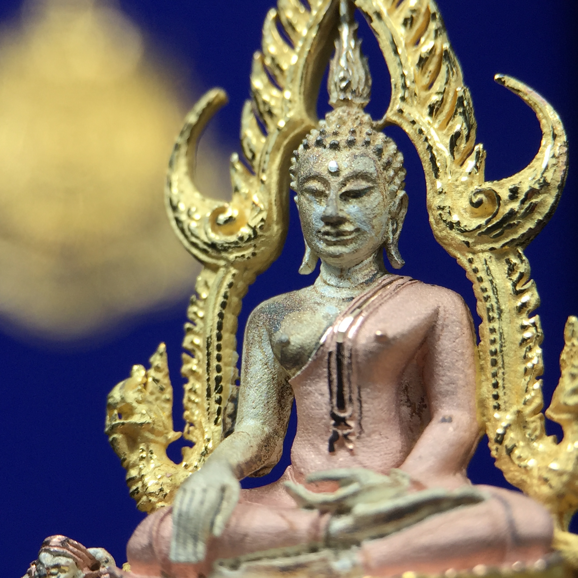 พระพุทธชินราช ภปร. ในวโรกาสพระราชพิธีมหามงคล เฉลิมพระชนมายุ6รอบ 5ธันวาคม2542 มูลนิธิพิทักษ์ดวงตาประชาชน จัดสร้าง เนื้อเงินบริสุทธิ์ 99.9% แบบสามกษัตริย์ขัดเงาบางส่วน พิมพ์ใหญ่ ขนาดสูง 3.4 ซม. พร้อมกล่องบรรจุเดิม