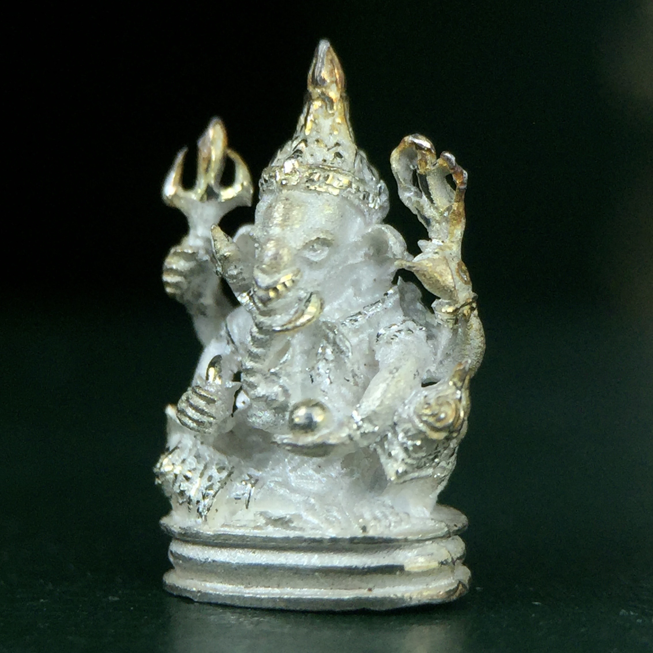 พระพิฆเนศ เทวสถานโบสถ์พราหมณ์ ปี 2539 รูปหล่อลอยองค์เนื้อเงิน 99.9% (พ่นทรายขัดเงาบางส่วน) พิมพ์เล็ก(ขนาดประมาณ 1.3 * 0.8 ซม.) พร้อมกล่องบรรจุเดิมครบ ผลิตโดย บ.แพรนด้า จิวเวลรี่(สภาพสวยเดิม พิธีใหญ่ พุทธศิลป์งดงาม)