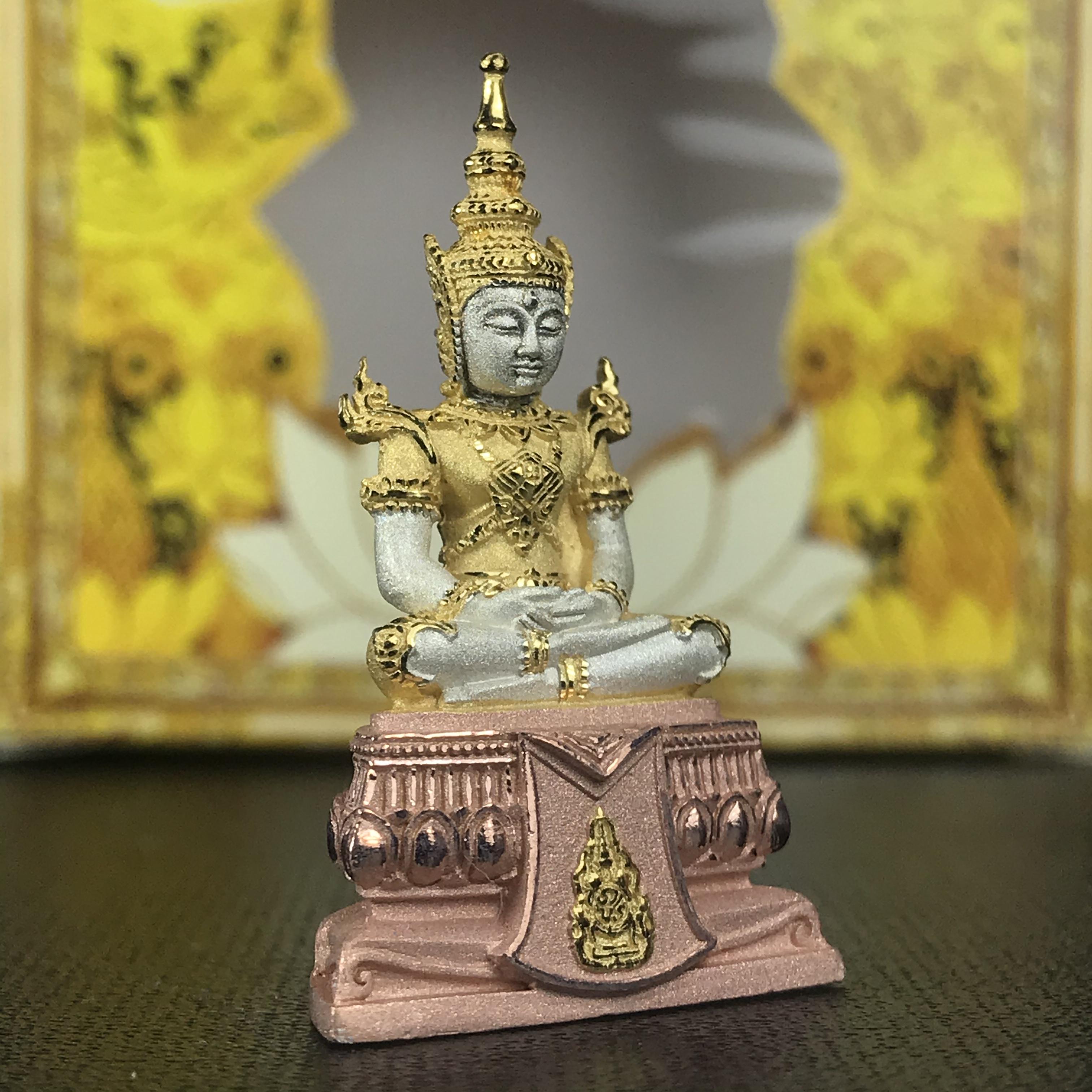 พระแก้วมรกต(จำลอง)ลอยองค์ ขนาดหน้าตัก 1/2 นิ้ว ทรงเครื่องฤดูร้อน เนื้อเงินสามกษัตริย์ ตราสัญลักษณ์ฉลองสิริราชสมบัติ ครบ 60 ปี พ.ศ.2549(สภาพสวย ครบ สมบูรณ์)