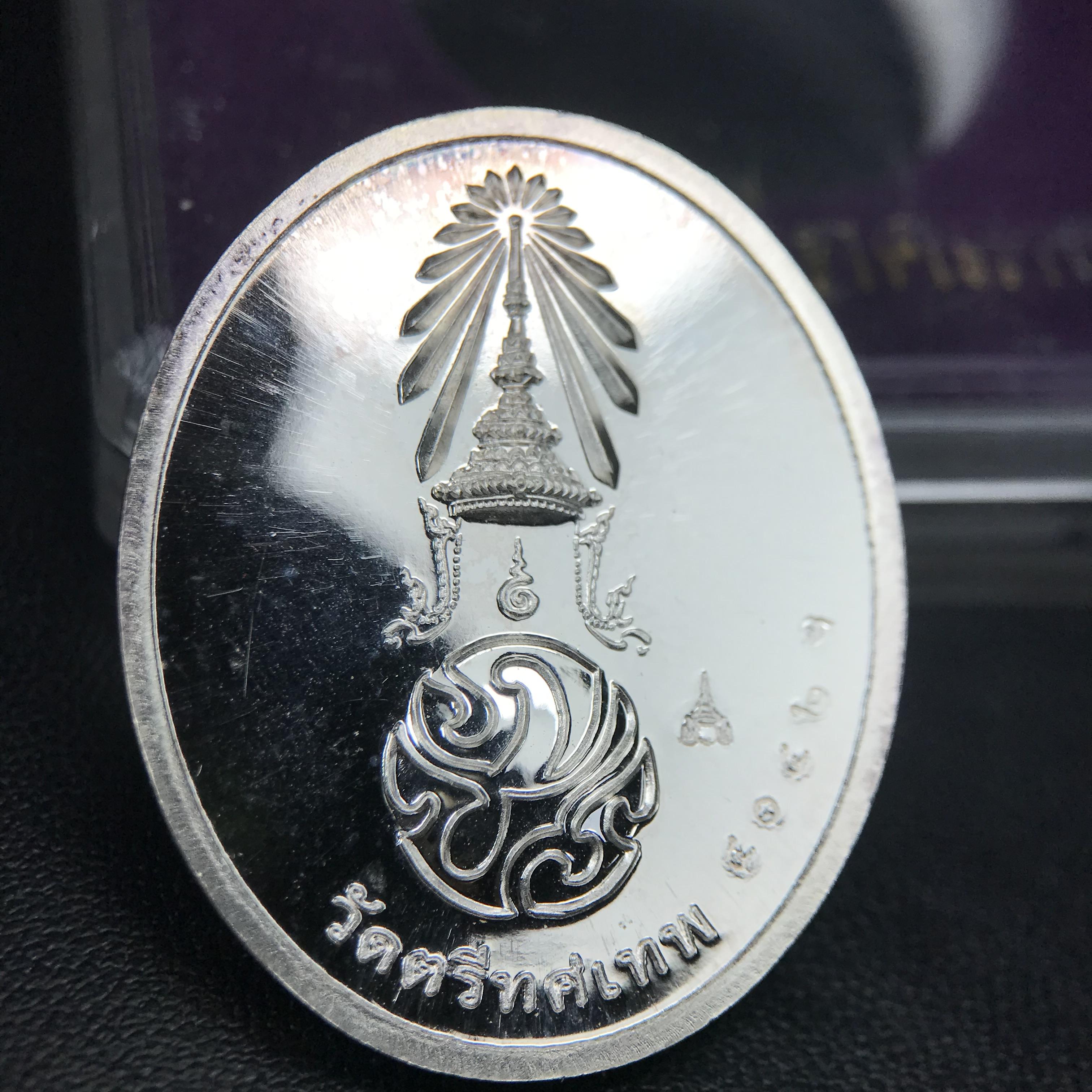 พระพุทธนวราชบพิตร ภปร. ที่ระลึก 7รอบ 84พรรษา ในหลวงรัชกาลที่ 9 วัดตรีทศเทพ จัดสร้าง พ.ศ. 2554 เหรียญเนื้อเงินสภาพสวยกล่องเดิมครบ ตอกโค๊ตและหมายเลข ๔๐๔๒ (1 ใน 9000 เหรียญ)***นิมิตหมายแห่งคุณพระรัตนตรัย และความผูกพันระหว่างพระมหากษัตริย์กับพสกนิกร***