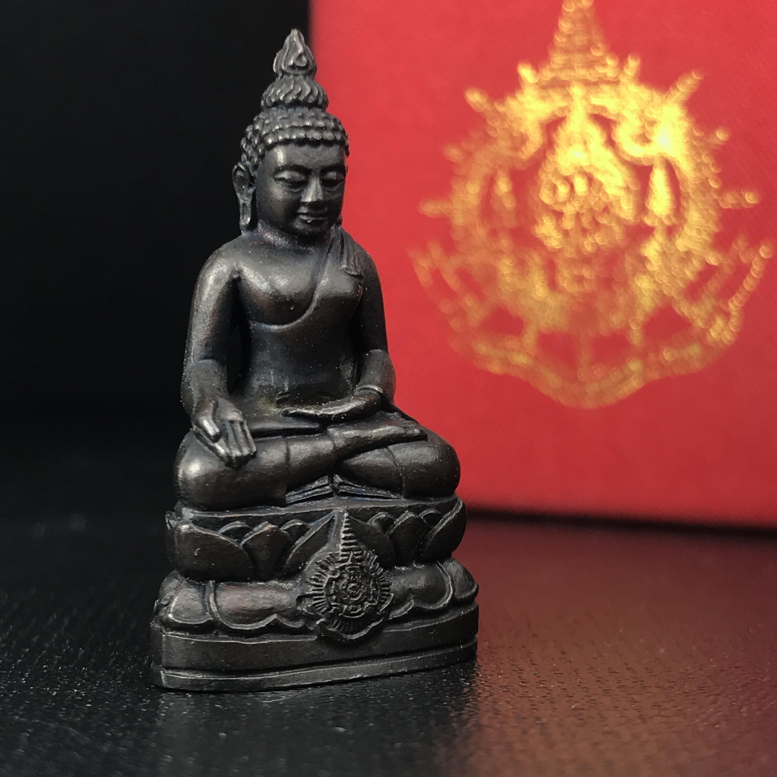 พระกริ่งไพรีพินาศ เฉลิมพระเกียรติ พระบาทสมเด็จพระเจ้าอยู่หัวรัชกาลที่9 พระชนมพรรษา 6 รอบ ปี2542 เนื้อนวโลหะผสมทองคำ(บรรจุเหล็กไหล)ดีนอก-ดีใน