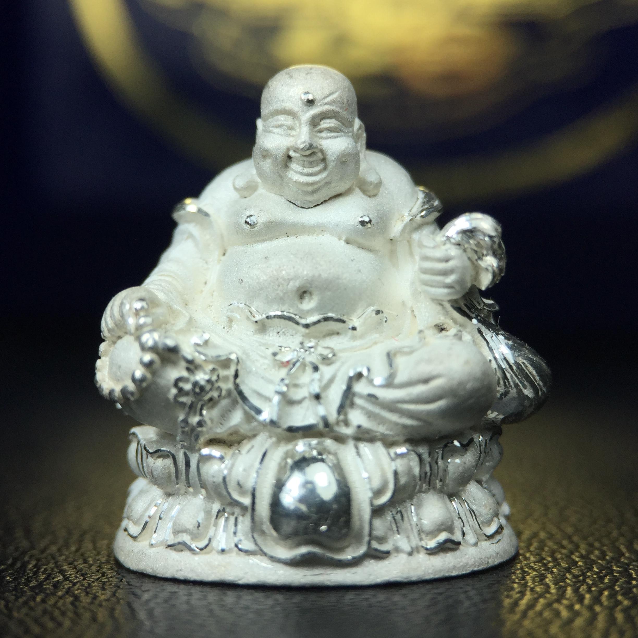 รูปหล่อลอยองค์ พระศรีอริยะเมตตรัยโพธิสัตว์(พระสังกัจจายน์)เนื้อเงินพ่นทรายขัดเงาบางส่วน โครงการสร้าง พระศรีอริยะเมตตรัยมหาโพธิสัตว์ น้อมถวายพระบาทสมเด็จพระเจ้าอยู่หัว ทรงครองศิริราชสมบัติครบ 50 ปี มหาพุทธาภิเษก วันที่ 6 เมษายน 2540 วัดโพธิ์แมนคุณาราม