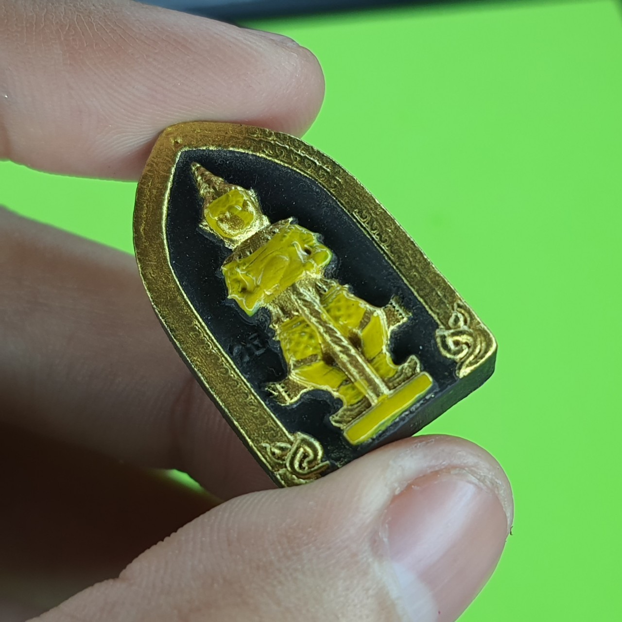 พระเครื่อง ท้าวเวสสุวรรณ เลี่ยมกรอบสีดำ แต่ง สีเหลือง รุ่น แก้ปีชง รวยไม่จบ จนไม่เป็น ภัยไม่มี ท้าวเวสสุวรรณ พระแท้ ท้าวเวสสุวัณ