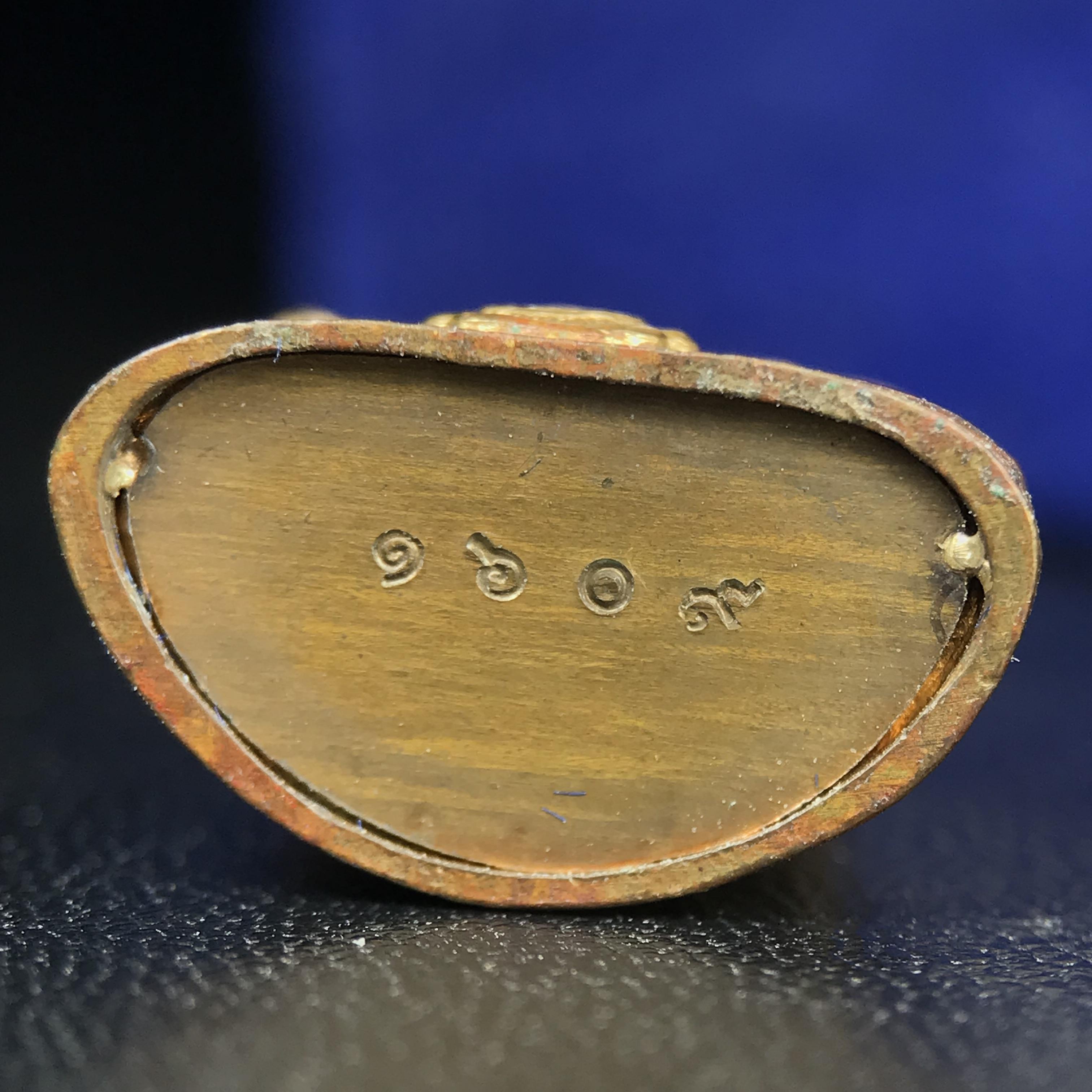 พระกริ่งไพรีพินาศ บรรจุเหล็กไหล ครั้งแรกและครั้งเดียวในประวัติศาสตร์ เฉลิมพระเกียรติ พระบาทสมเด็จพระเจ้าอยู่หัวรัชกาลที่9 พระชนมพรรษา 6 รอบ ปี2542 เนื้อสัมฤทธิ์(บรรจุเหล็กไหล)ดีนอก-ดีใน พิธีใหญ่ มวลสารเด่น (หายาก)***กล่องบรรจุเก่าชำรุดตามรูป***