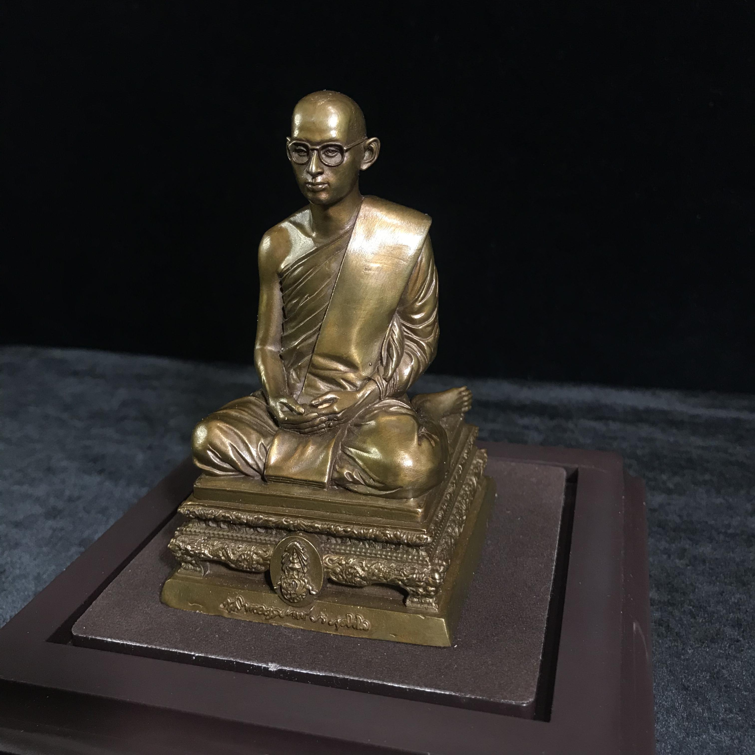 พระบรมรูปพระบาทสมเด็จพระเจ้าอยู่หัวรัชกาลที่9 ทรงผนวช(หน้าตัก2นิ้ว) เนื่องในโอกาสมหามงคลเฉลิมพระชนมพรรษา 7 รอบ 84 พรรษา 5 ธันวาคม 2554 (ใต้ฐานบรรจุผงจิตรลดามหามงคล และเส้นพระเจ้า ร.9)(คัดสภาพสวย แบบนิยม พร้อมครอบเดิม)(หายาก)