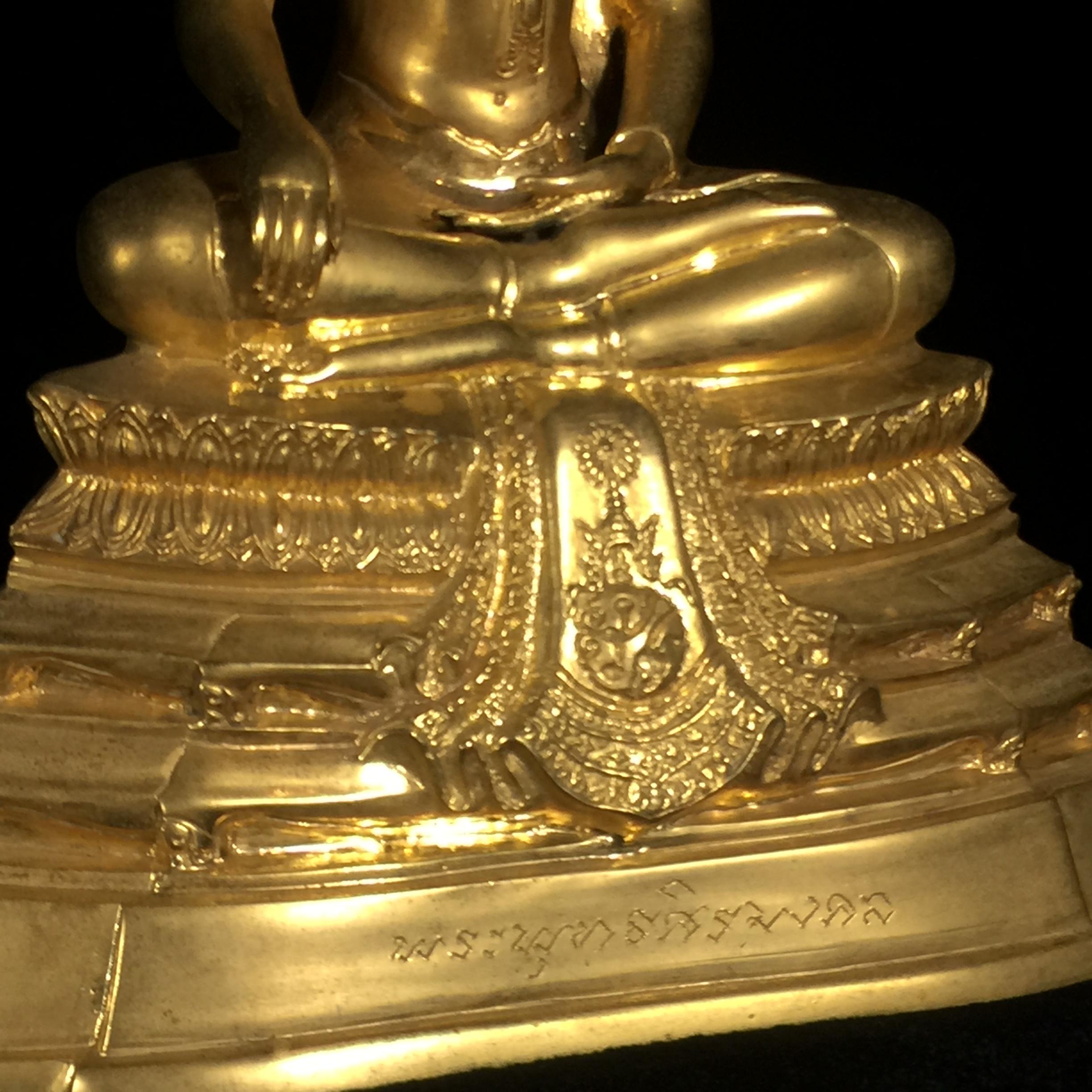 พระบูชาพระพุทธศิรมงคล ภปร. วัตถุมงคลคุ้มเกล้าปี2524 ของมูลนิธิคุ้มเกล้า โรงพยาบาลภูมิพลจัดสร้าง ขนาดหน้าตัก5นิ้ว(ในหลวงรัชกาลที่9 ทรงจุดไฟพระฤกษ์และเททอง พิธีใหญ่)ยอดนิยมหายาก