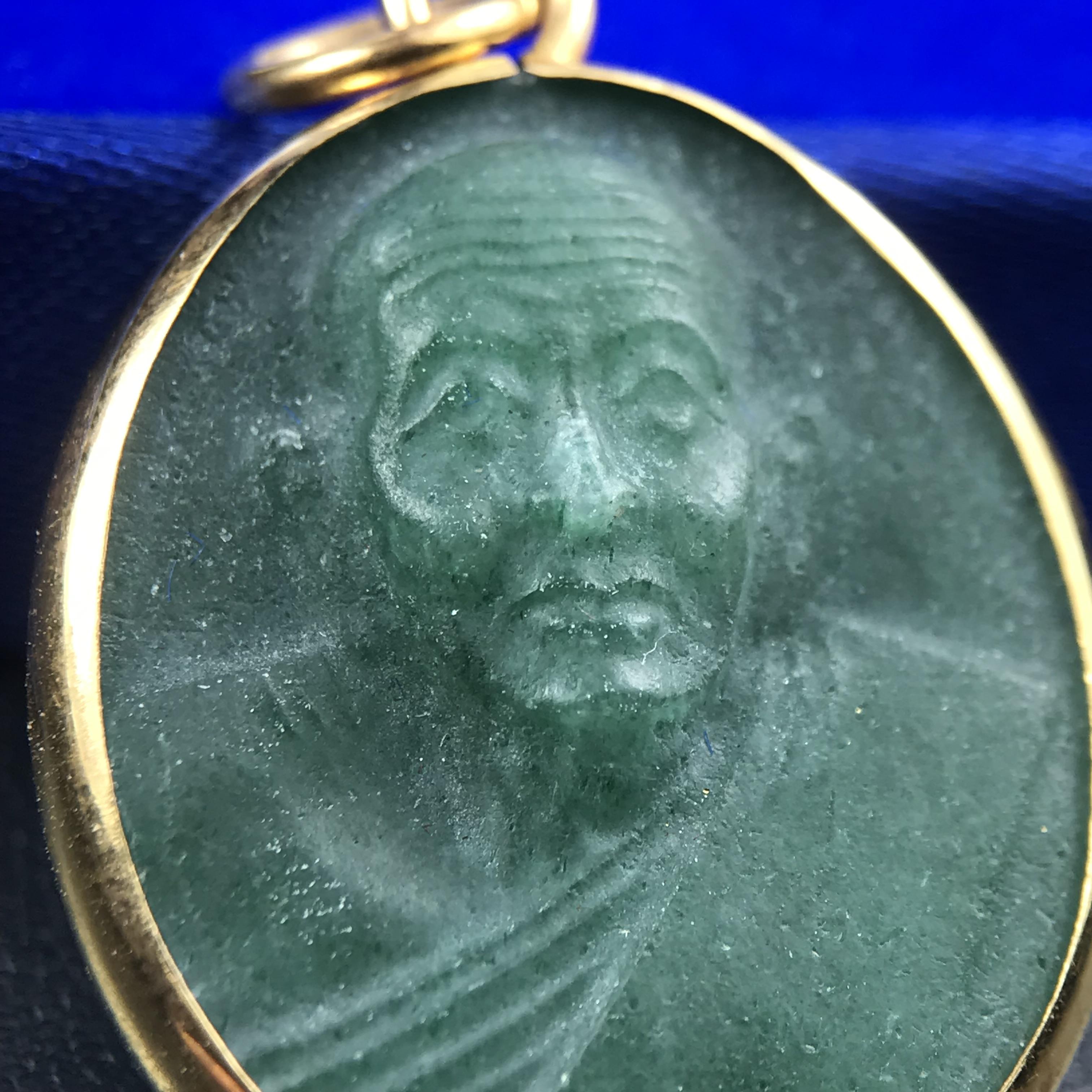 หลวงปู่ทวด วัดพะโคะ จ.สงขลา ปี 2543 เหรียญหยกรูปไข่(เลี่ยมทองคำ) ขนาด 2.2 x 2.5 ซม. ด้านหลังแผ่นโค๊ตทองคำ สร้างโดยสมาคมชาวเพชรบุรี “สมเด็จเจ้าพะโคะหลวงปู่ทวดเหยียบน้ำทะเลจืด” ครั้งแรกแห่งประวัติศาสตร์(สวยงามเป็นของล้ำค่าหายากมาก)สภาพสวยสมบูรณ์