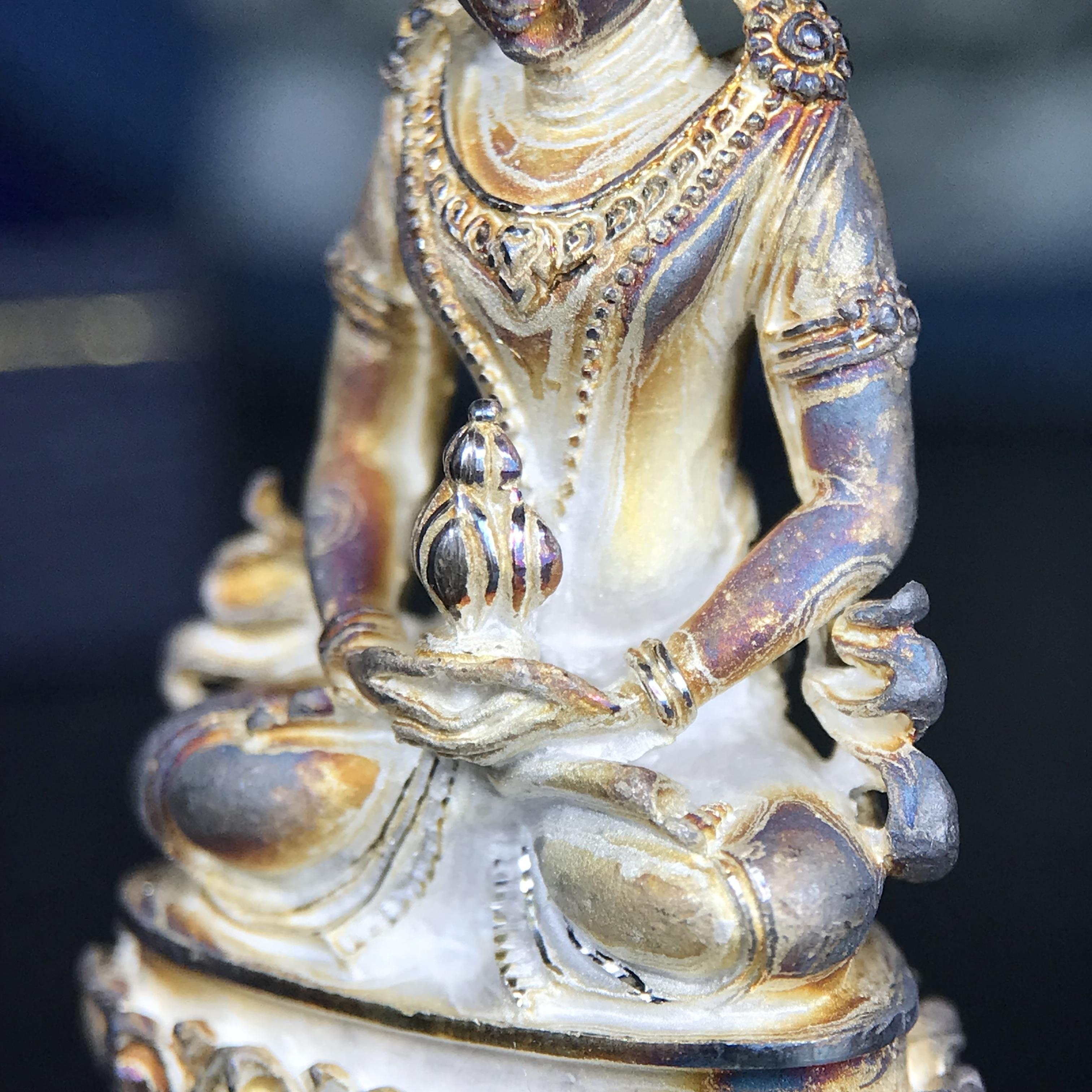 พระกริ่งอวโลกิเตศวร ( เจ้าแม่กวนอิม ) วัดโพธิ์แมนคุณาราม รุ่นอุดมโภคทรัพย์ พ.ศ.2539 เนื้อเงินพ่นทราย(ผิวเดิม ขึ้นสีรุ้งธรรมชาติ แบบนิยม เสน่ห์ของพระเนื้อเงิน) (พร้อมกล่องบรรจุการ์ดใบรับรองเดิมครบ)(อีกหนึ่งรุ่นยอดนิยม พุทธศิลป์สวยงดงาม)หายาก 1 ใน 5000 องค์