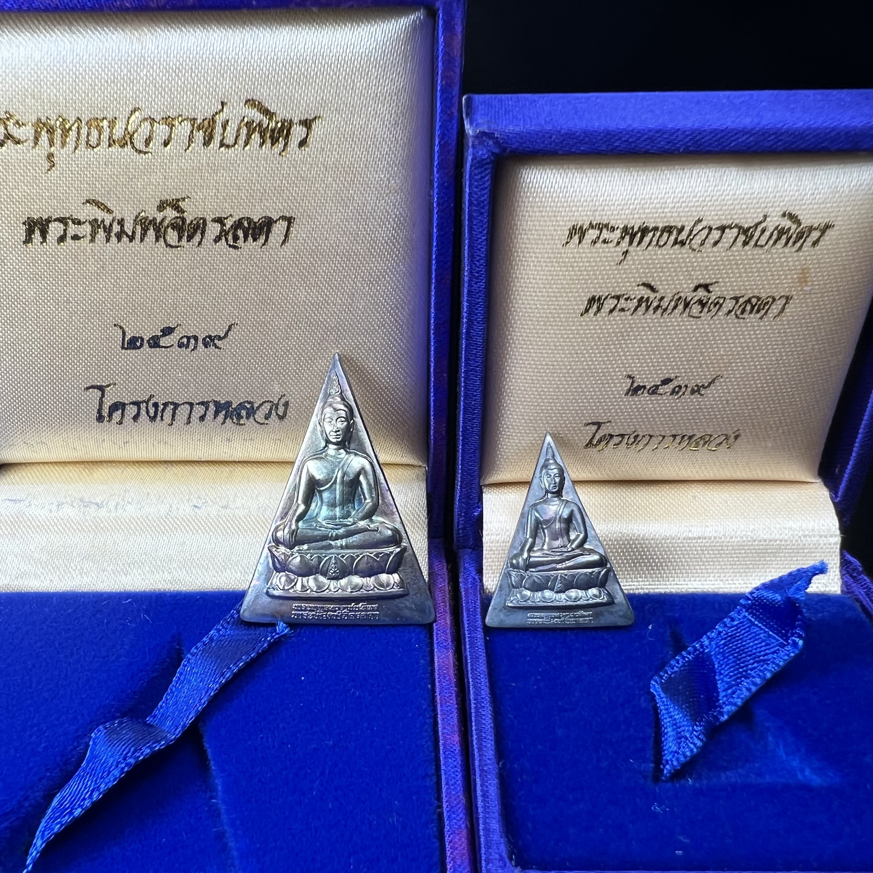 พระพุทธนวราชบพิตร พระพิมพ์จิตรลดา โครงการหลวง ปี2539 (พิมพ์ใหญ่+พิมพ์เล็ก) เนื้อเงินผิวเดิมขึ้นสีรุ่ง สวย แบบนิยมพร้อมกล่องบรรจุเดิม พิธีใหญ่ ปลุกเสกวัดพระแก้ว(1ชุด 2 องค์)