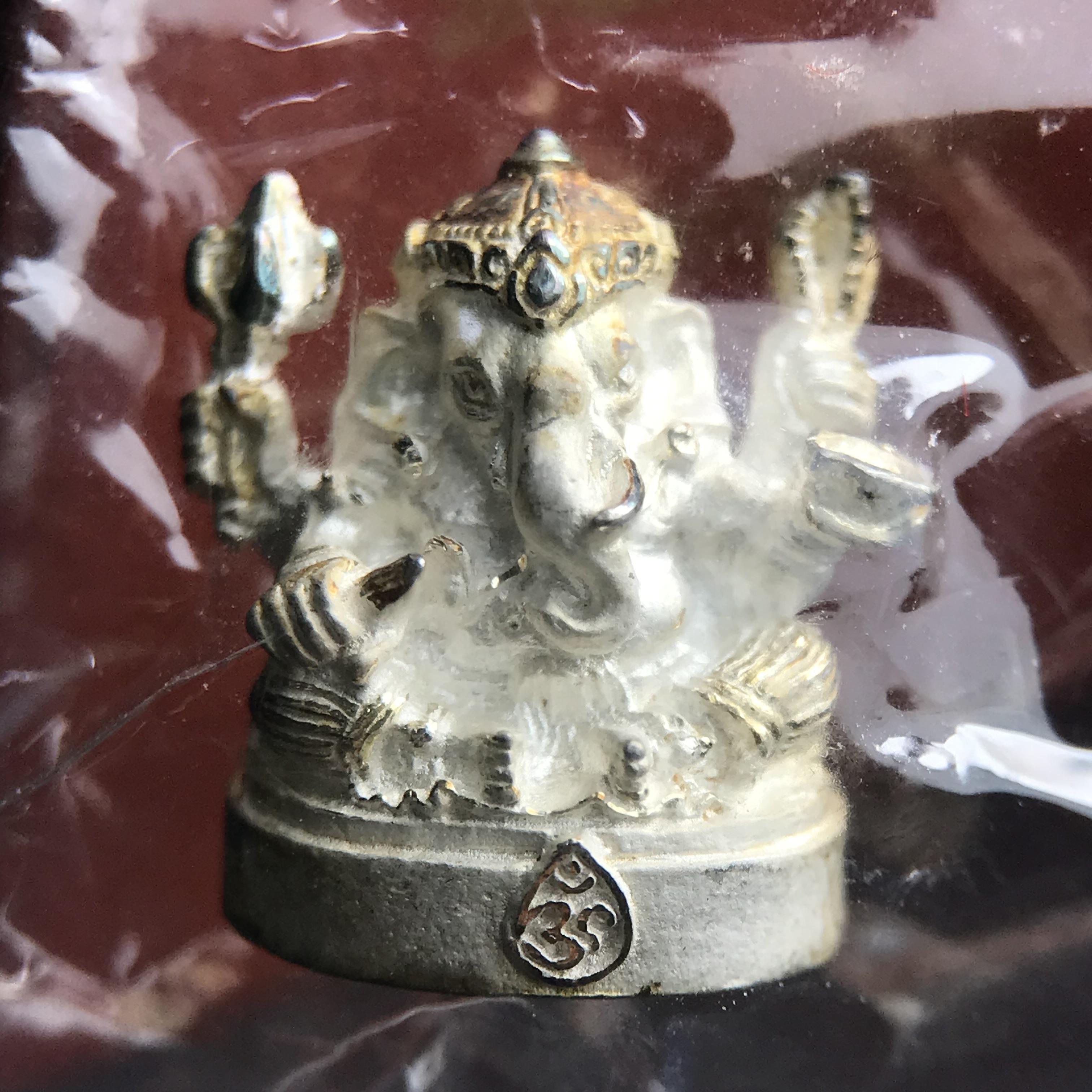 พระพิฆเนศ พิมพ์ลอยองค์ รุ่นแรก กรมศิลปากร ปี 2540 เนื้อเงิน ผิวเดิมติดรุ้งๆ(ซีนซองเดิมพร้อมกล่องไม้และกล่องกระดาษครบชุด)พิธีใหญ่ เข้มขลัง มวลสารศักดิ์สิทธิ์ (เทพเจ้าแห่งความสำเร็จและศิลปวิทยาการ)ยอดนิยมหายาก