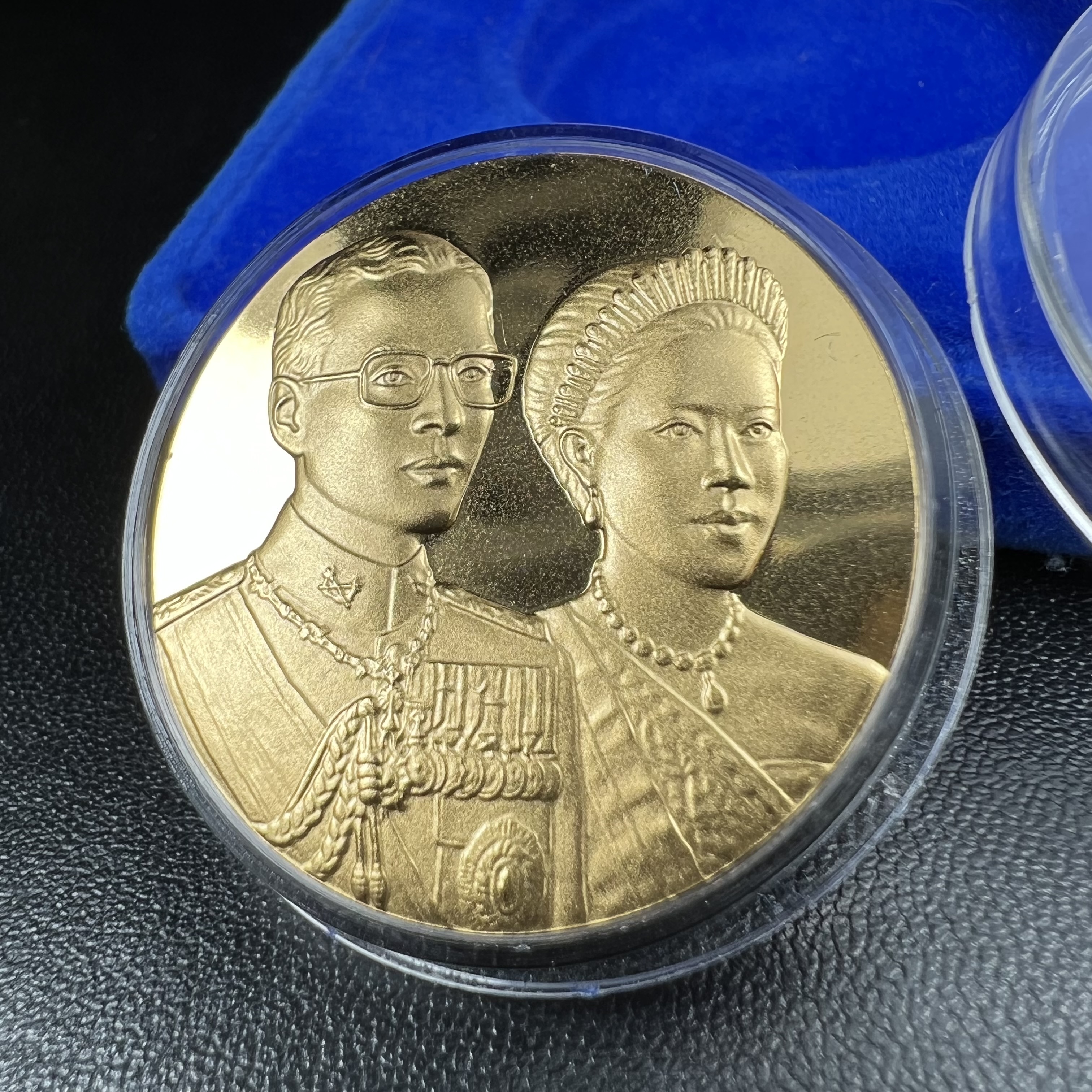เหรียญสองพระองค์ในหลวง-พระราชินี พระราชทาน สภาพสวยกล่องบรรจุเดิม