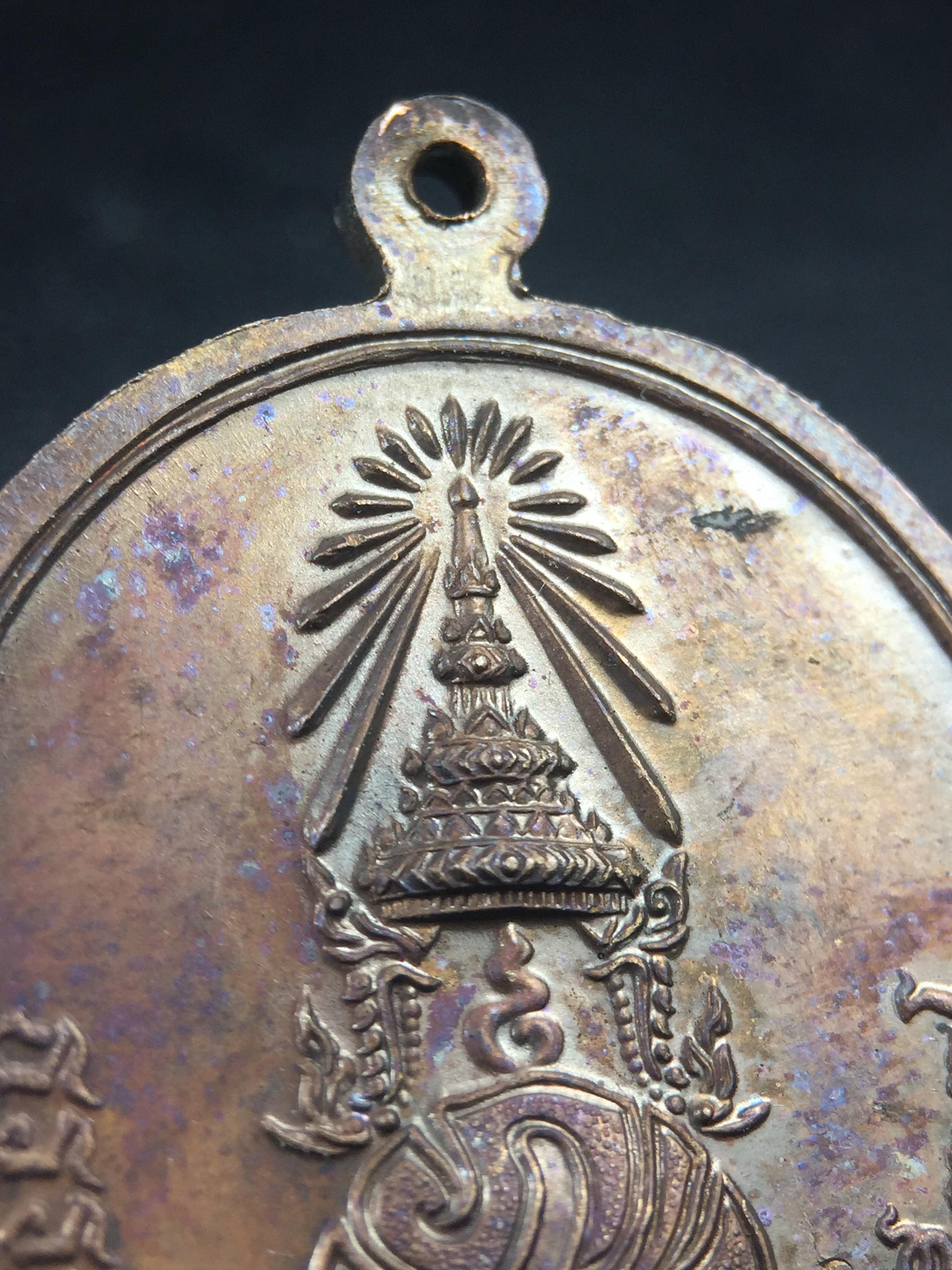 เหรียญพระพุทธสิหิงค์ ภปร. รุ่นมหาลัยธรรมศาสตร์ 60ปี พ.ศ.2537 พิมพ์ใหญ่(เนื้อเงิน+เนื้อทองแดง)ผิวเดิมๆสวยมาก(ในหลวงรัชกาลที่9เสด็จในพิธี)(พิธีใหญ่ เกจิที่มีชื่อเสียงมาร่วมปลุกเสกจำนวนมาก ชนวนมาลสารเก่าเข้มขลัง )ของดีธรรมศาสตร์ที่ศิษย์เก่าไม่ควรพลาด