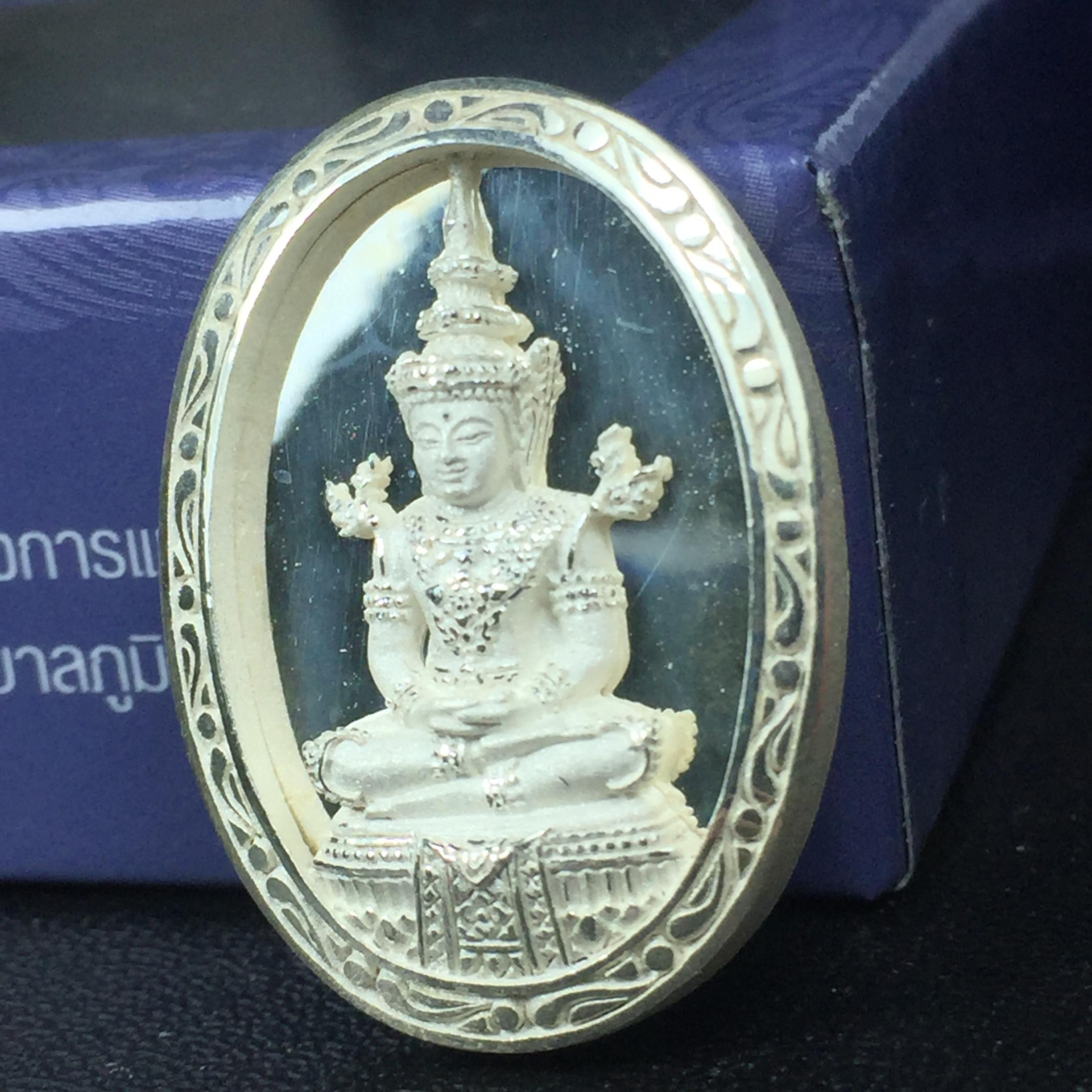 พระแก้วมรกต ภปร. ปี2547 จัดสร้างโดย รพ.ภูมิพลฯ เนื้อเงิน เหรียญทรงกลมรี(1ใน3000องค์)