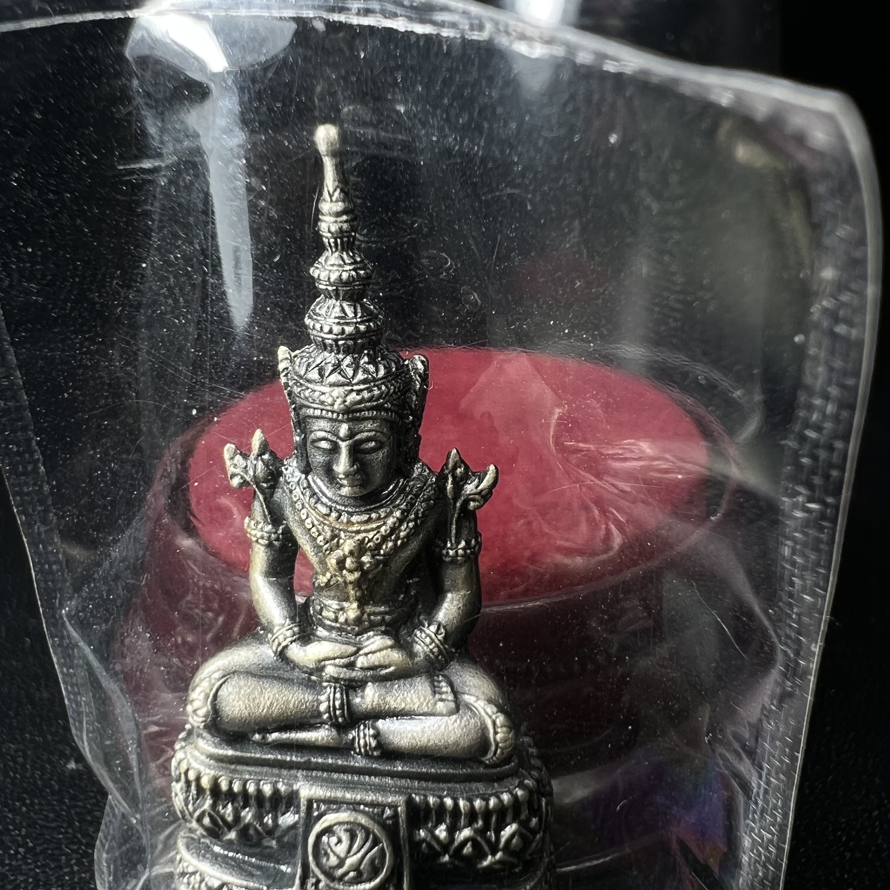 พระแก้วมรกต ภปร.(รุ่นแรก) ปี2545 รุ่นฉลองกรุงรัตนโกสินทร์ครบ 220 ปี พิมพ์ลอยองค์ใหญ่ เนื้ออัลปาก้า ชุบเงินลงดำ ขนาด 19*35 มม. พร้อมครอบตั้งโชว์เดิม องค์พระซีนซองเดิม สวยครบสมบูรณ์