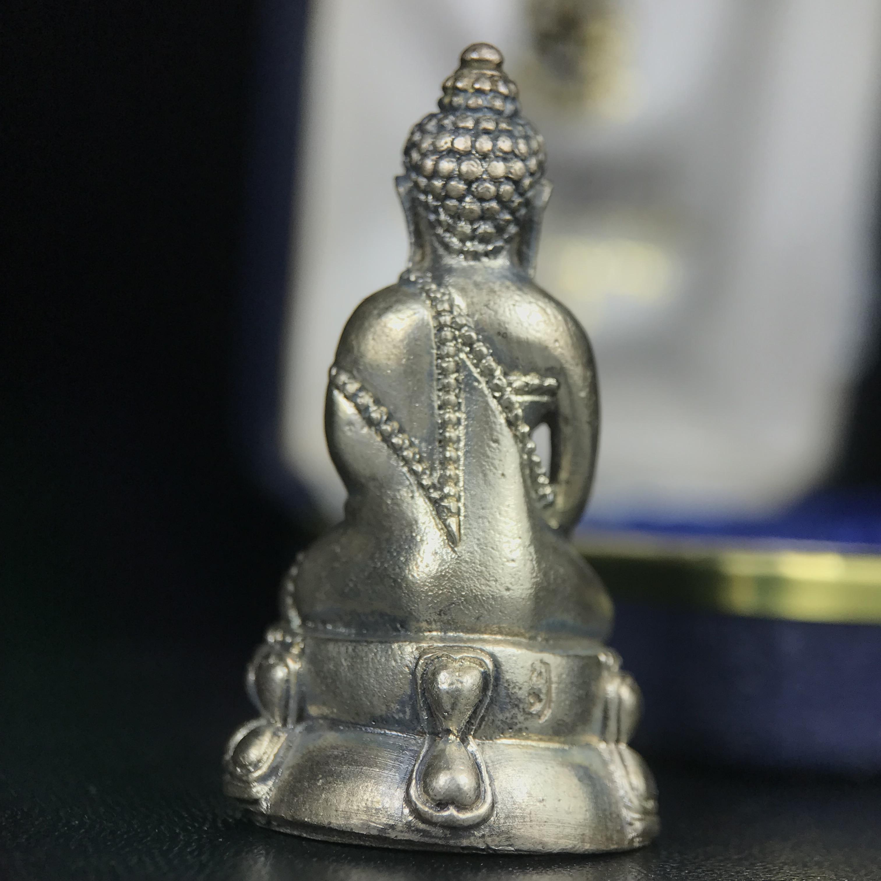 พระกริ่งนวปทุม ภปร. วัดปทุมวนาราม ปี 2535 เนื้อเงิน(ผิวเดิม ผิวน้ำทองทั่วองค์ สวย งดงาม) ขนาดสูง 3.7 ซม. พร้อมกล่องพิเศษบรรจุเดิมครบสมบูรณ์ (ในหลวงรัชกาลที่9เสด็จเททอง)(1ใน3000องค์)นิยมหายาก