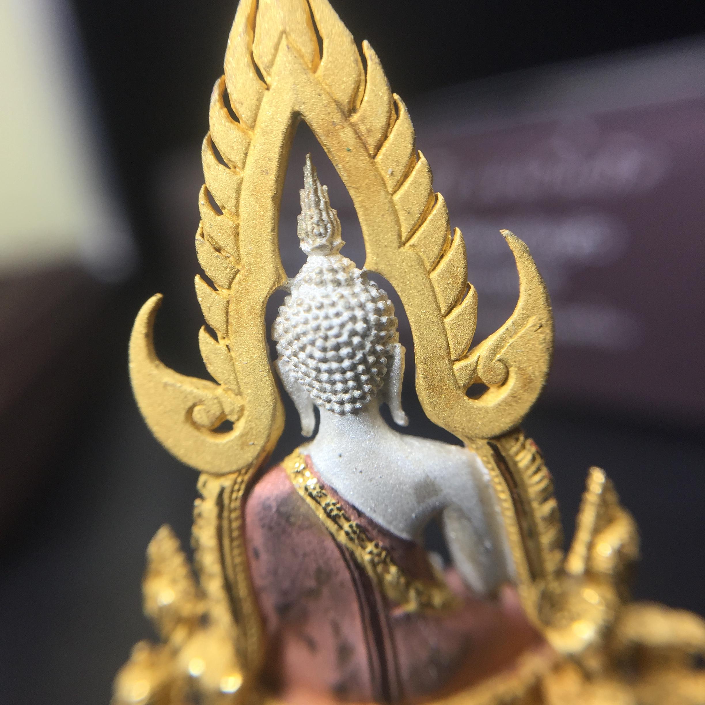 พระพุทธชินราช ภปร. โครงการ "เพราะแผ่นดินนี้ คือ แผ่นดินเกิด" ปี2548(รุ่นแรก) ลอยองค์ หน้าตัก 1/2 นิ้ว เนื้อเงินสามกษัตริย์