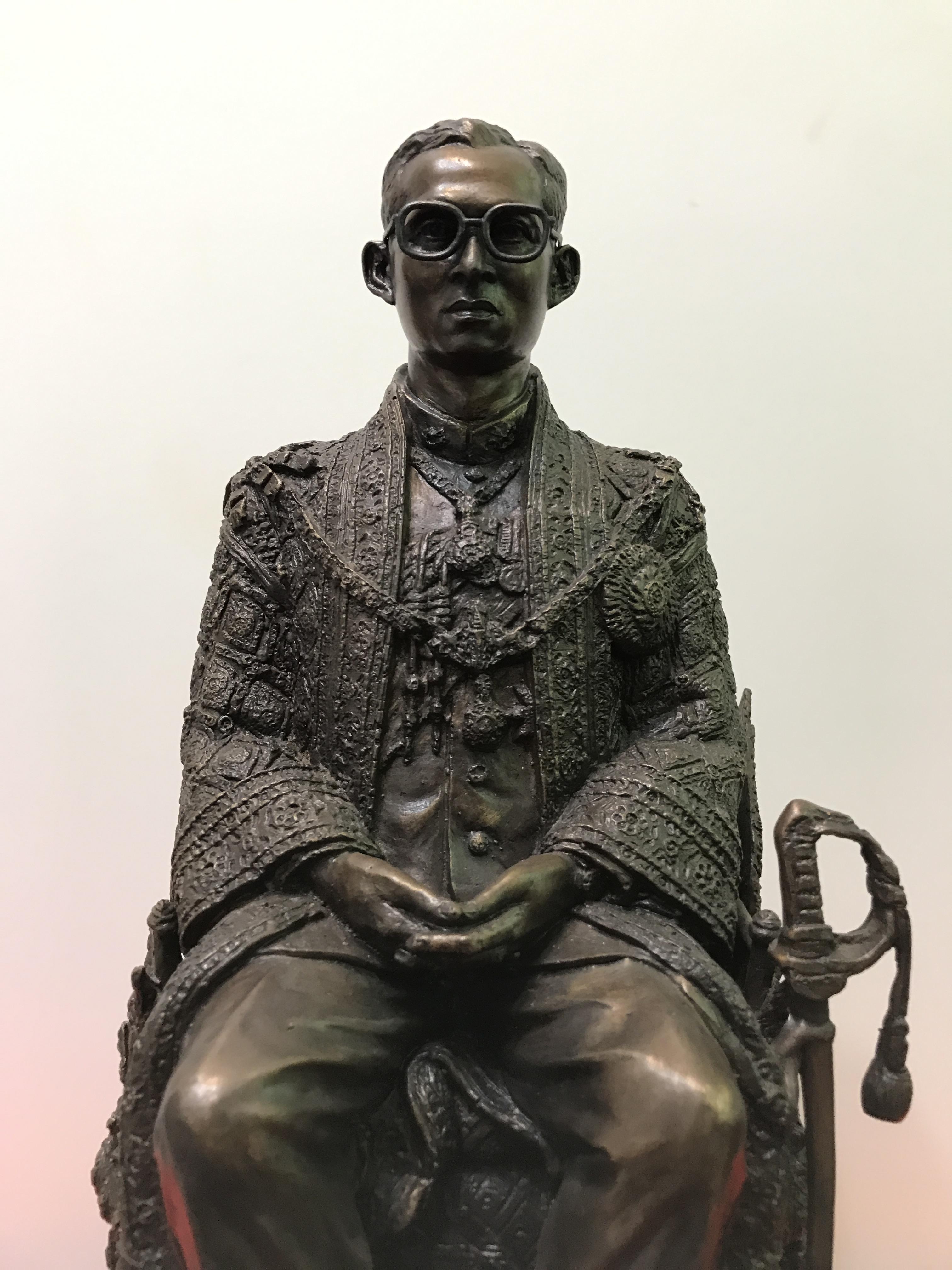 พระบรมรูปพระบาทสมเด็จพระเจ้าอยู่หัวรัชกาลที่9(นั่งบัลลังก์) กระทรวงมหาดไทยจัดสร้าง ปี2539