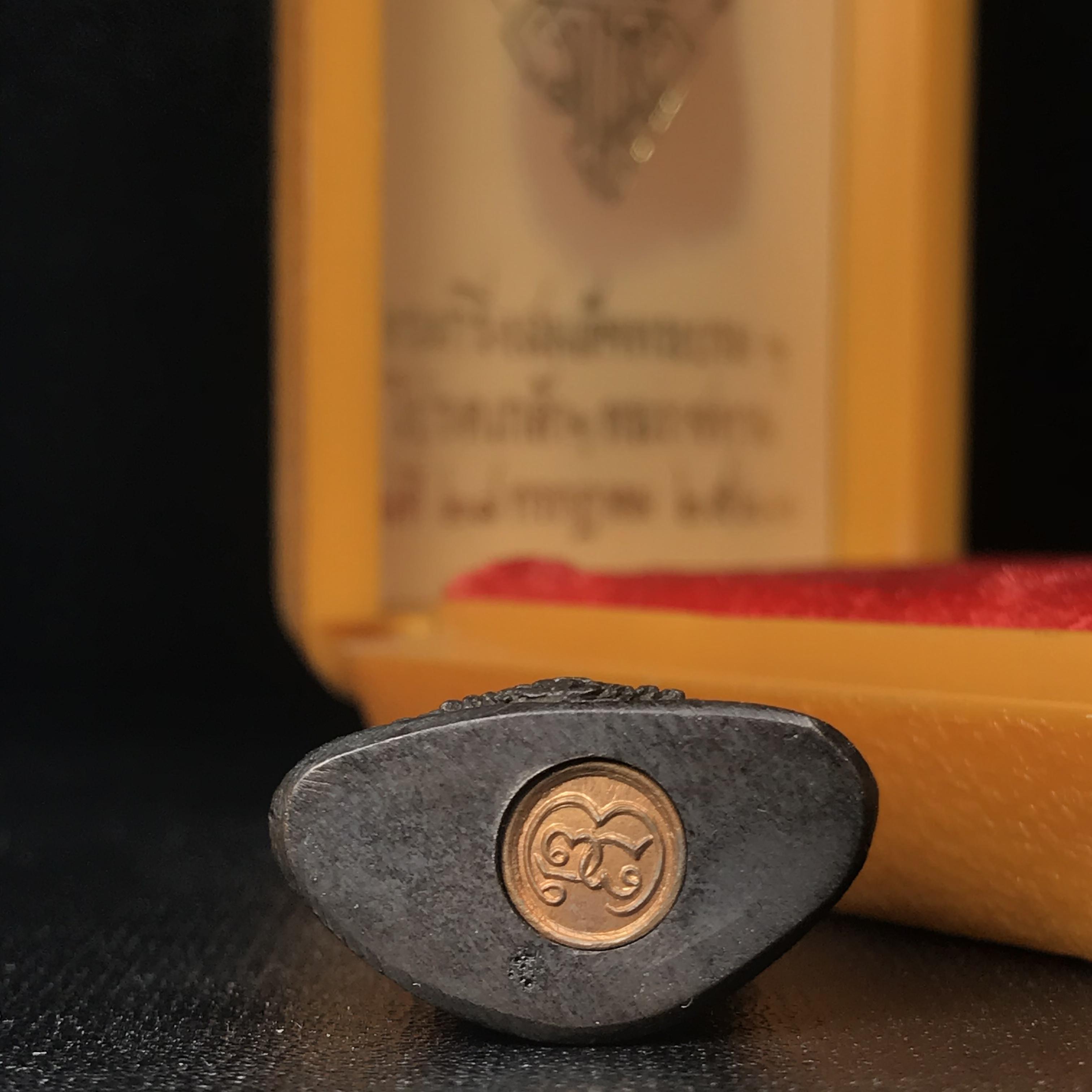 พระกริ่ง มวก(รุ่นแรก)พระราชทาน ปี2523 วัดบวรนิเวศวิหาร เนื้อนวโลหะกล่องบรรจุเดิม(คัดสวยคมชัด เนื้อนวโลหะเข้มขลังตามแบบฉบับงานแกะแม่พิมพ์โดย นายช่างเกษม มงคลเจริญ แบบนิยม พร้อมกล่องบรรจุเดิม)(หลวงปู่โต๊ะร่วมปลุกเสก)