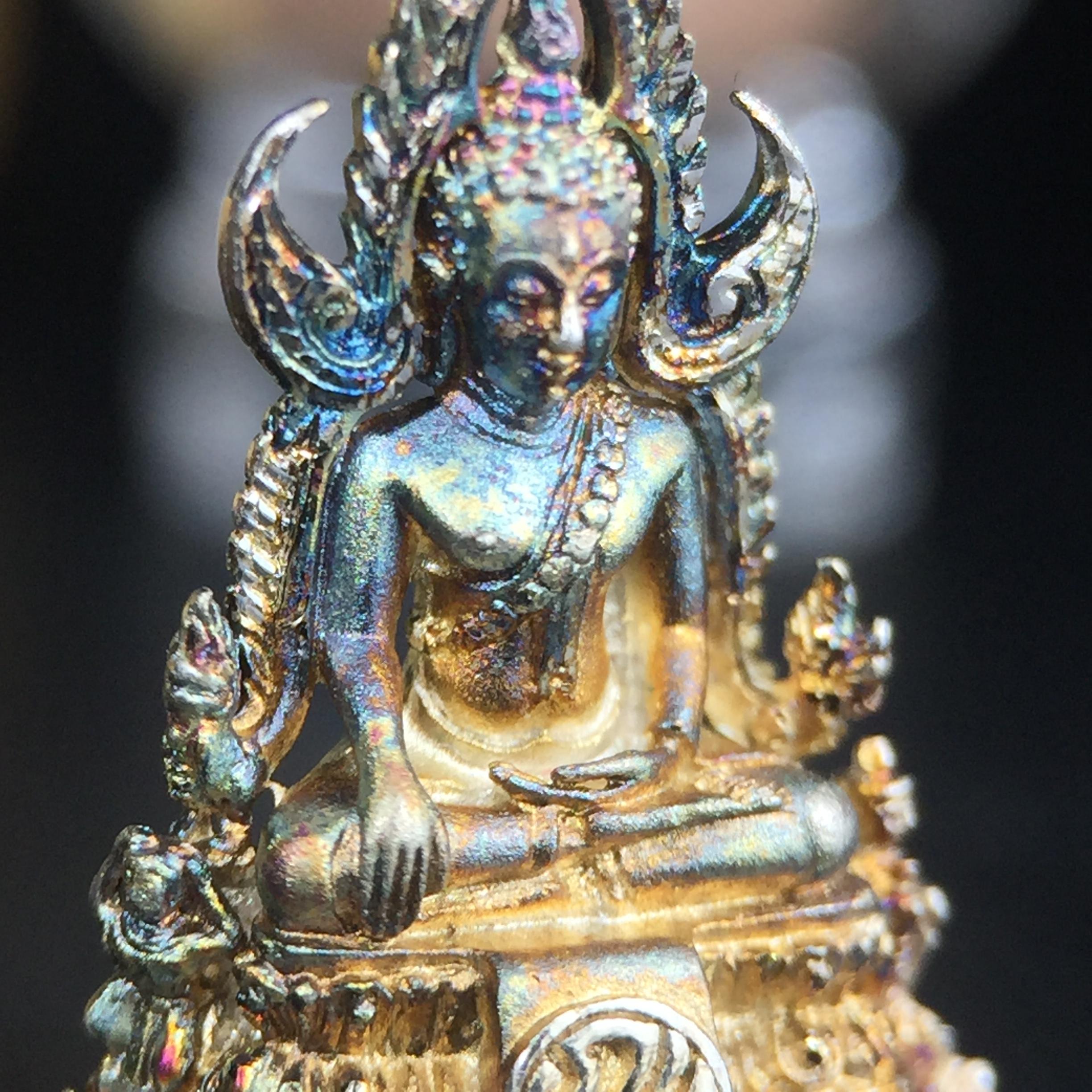 พระพุทธชินราช(จำลอง) ภปร. 84 พรรษา เนื้อเงินชุบทองคำขาว พิมพ์เล็กขนาดหน้าตัก 1/4 นิ้ว (สภาพผิวเดิมสวย ขึ้นสีรุ้งธรรมชาติ แบบนิยม)(พระราชทานมวลสาร จิตรลดาและเส้นพระเจ้า(เส้นผม))พุทธศิลป์ทรงคุณค่าอีกหนึ่งรุ่นยอดนิยม