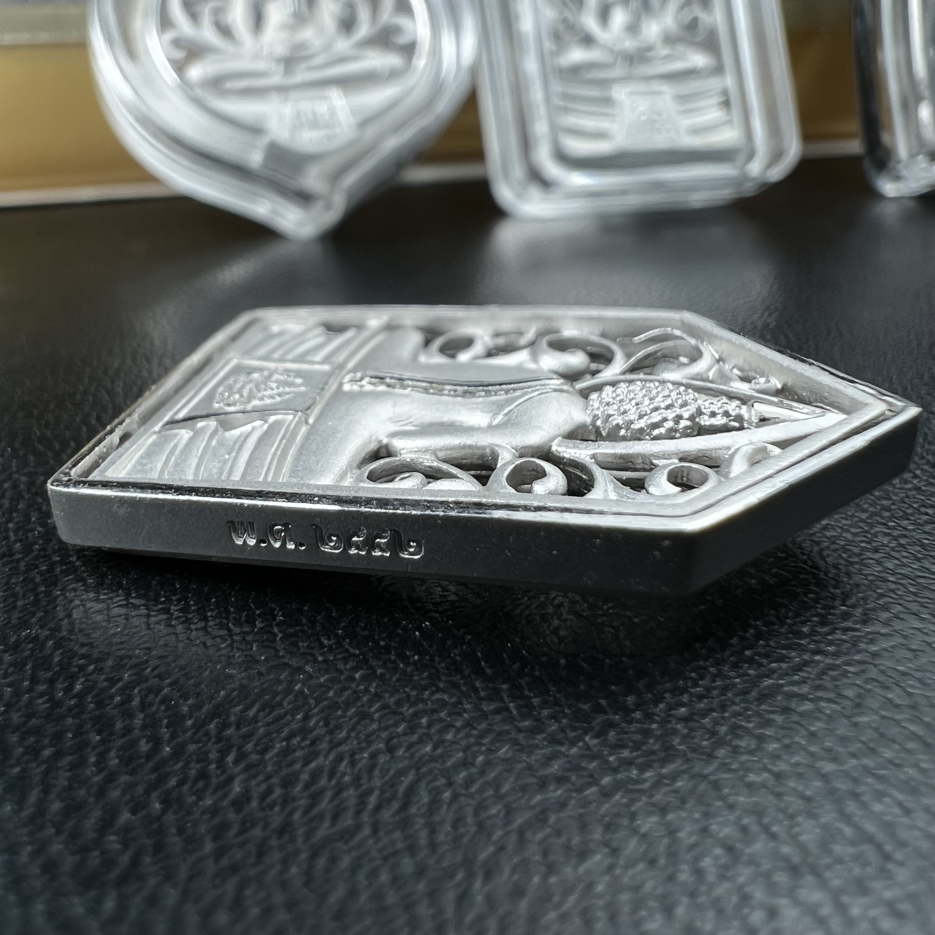 พระพุทธโสธร คุ้มเกล้าฯ ภปร.(ใต้ร่มพระบารมี คุ้มเกล้า) 60ปี รพ.ภูมิพลฯ พ.ศ.2552 เหรียญเนื้อเงิน ชุบทองคำขาว(พิมพ์ รูปอาร์ม+รูปใบมะขาม+รูปห้าเหลี่ยม+รูปสามเหลี่ยม)(1ชุด 4 พิมพ์ ครบทุกแบบที่จัดสร้าง)1 ใน 3000 เหรียญ ครบชุดหายาก