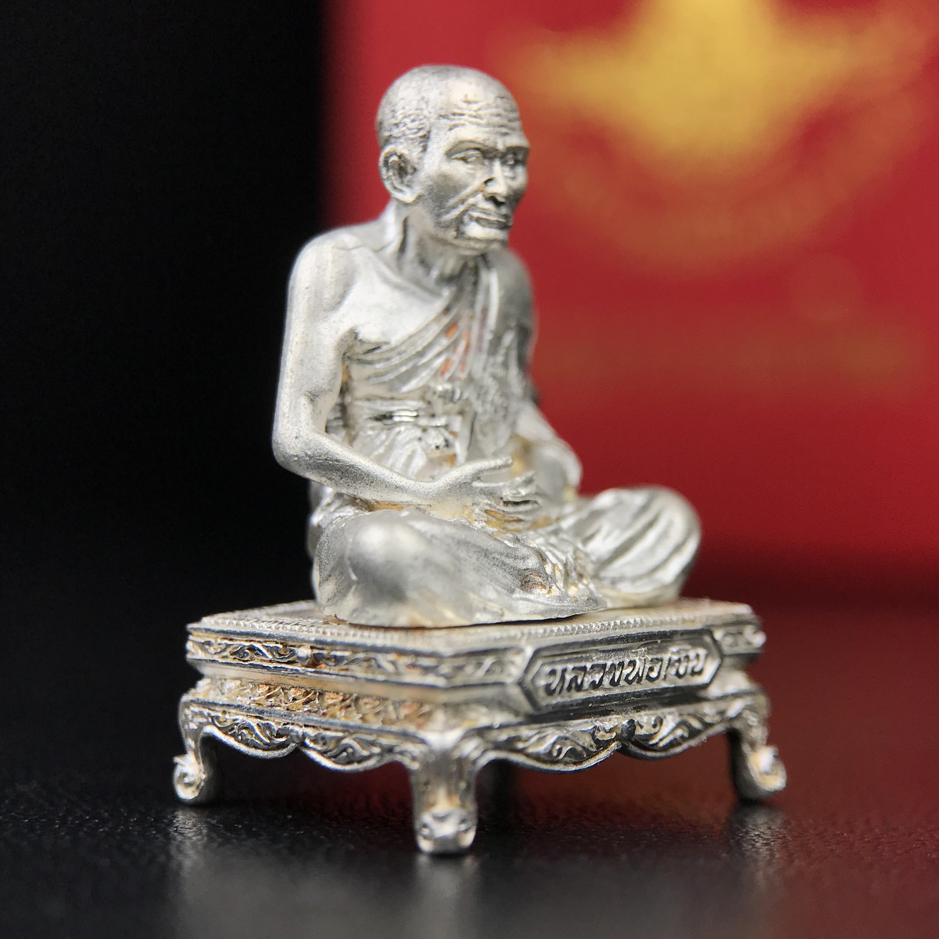 รูปหล่อหลวงพ่อเงิน วัดบางคลาน จ.พิจิตร พิมพ์หน้าเหมือนหลวงพ่อ "รุ่น 91 ปี กรมเสมียนตรา" กระทรวงกลาโหมจัดสร้างในปี 2543 พุทธาภิเษกใหญ่ 3 วัด 3พิธีวัดสุทัศน์ /วัดบางคลาน/วัดพระแก้ว เนื้อเงินปัดเงา(หายาก) พุทธศิลป์งดงามมากหายาก(ตอกโค๊ตหมาย ๑๖)