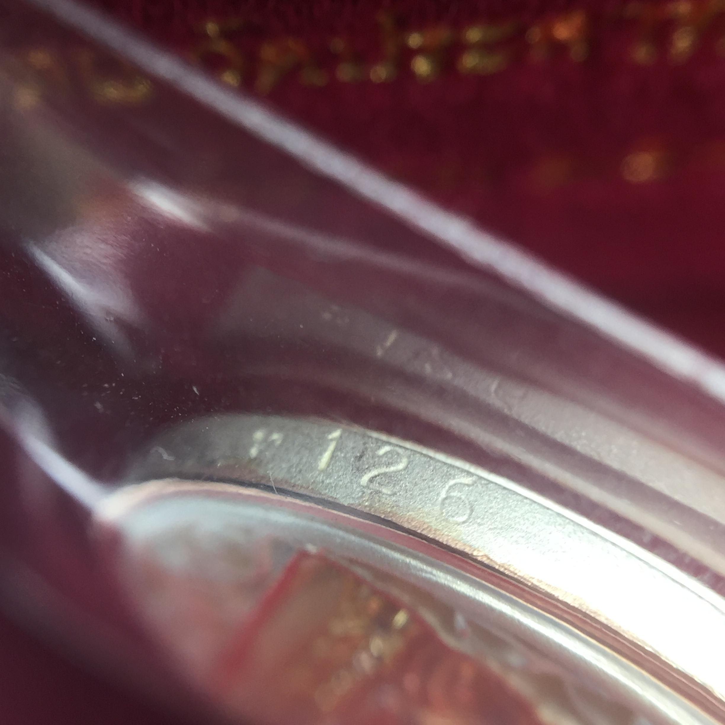 เหรียญหลวงพ่อทวด รุ่นมงคลบารมี วัดประสาทบุญญาวาส ปี 2545 เนื้อเงินสามกษัตริย์ พิมพ์ทรงรูปไข่เล็ก(ขนาด 2.0*1.8 ซม.)ฉลุลายฉากพี้นหลังสีทองสวยงาม ตอกโค๊ตมีหมายเลข พร้อมกล่องบรรจุเดิม