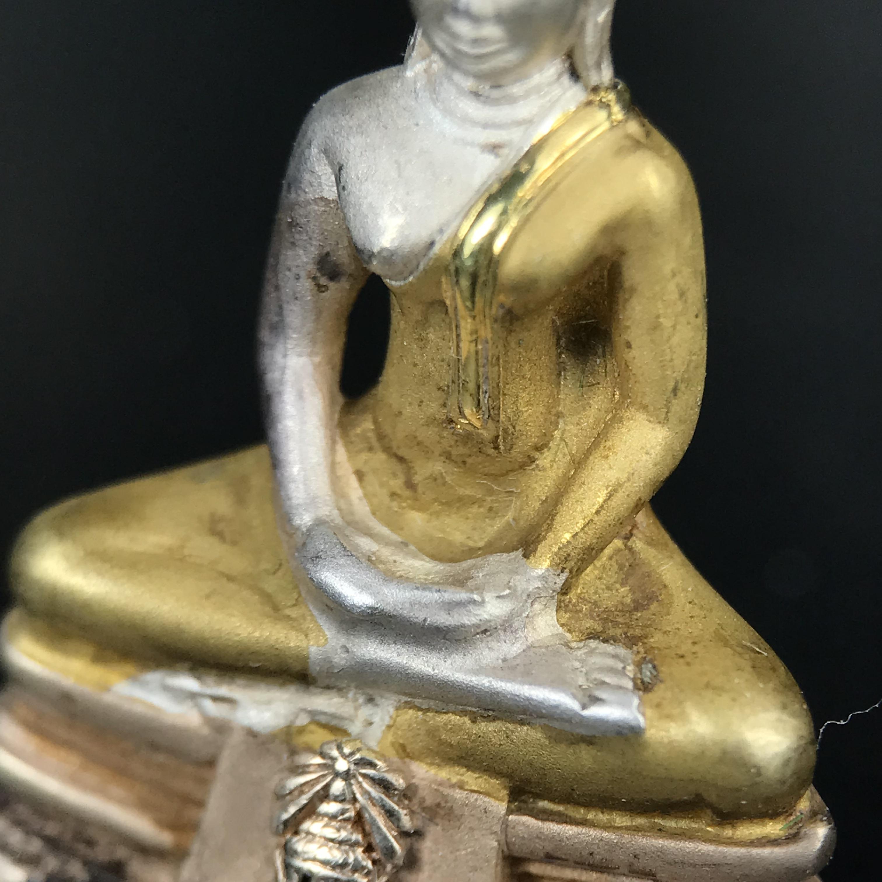 พระพุทธโสธร ภปร. รุ่นย้อนยุค สร้างพระอุโบสถ สมาคมชาวฉะเชิงเทรา จัดสร้าง ปี 2539 วโรกาสครองสิริราชสมบัติครบ 50 ปี เนื้อเงินชุบสามกษัตริย์ทรายนวลขัดเงาบางส่วน(สภาพผิวเดิม เก่าเก็บ) พร้อมกล่องบรรจุและใบรับรองเดิมครบ