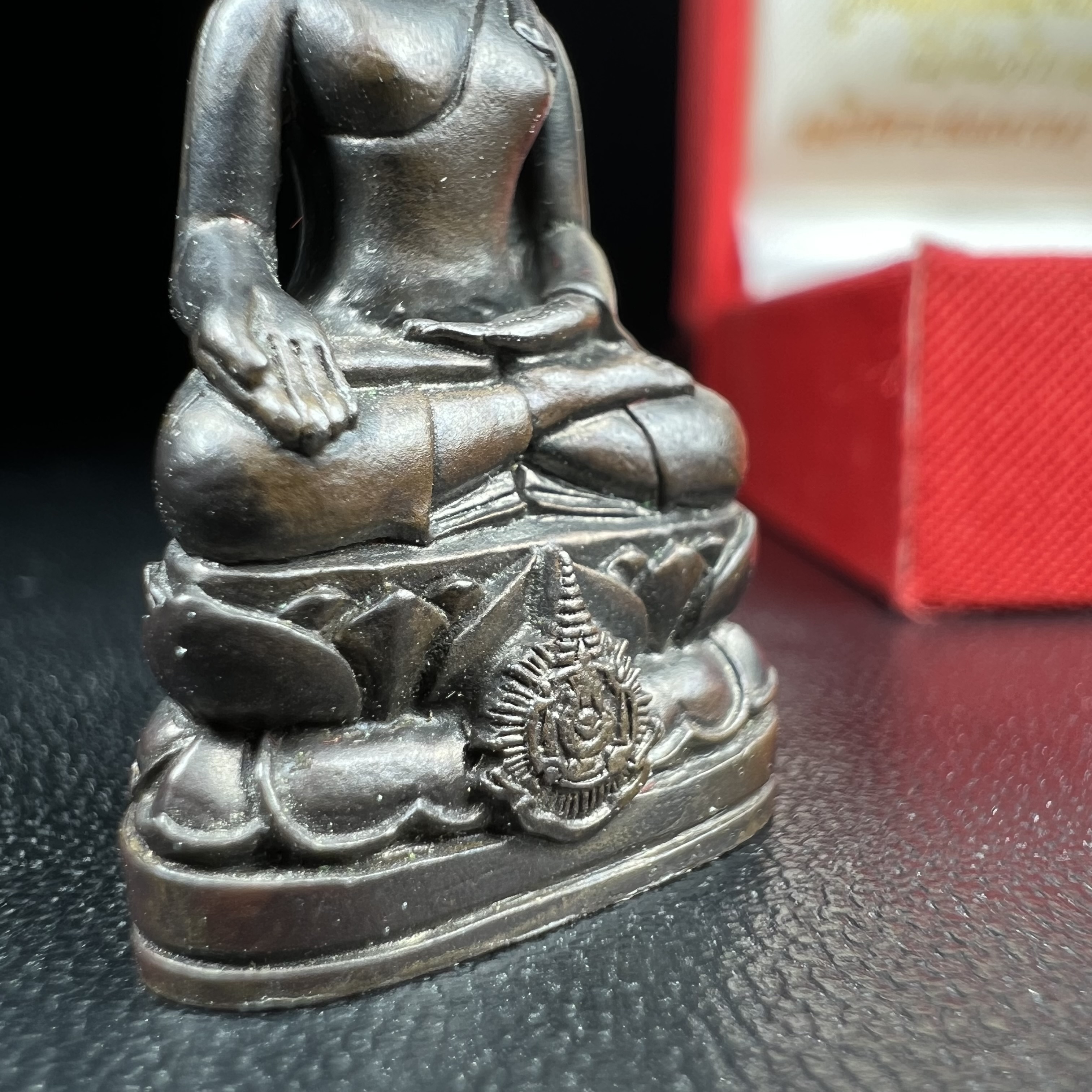 พระกริ่งไพรีพินาศ เฉลิมพระเกียรติ พระบาทสมเด็จพระเจ้าอยู่หัวรัชกาลที่9 พระชนมพรรษา 6 รอบ ปี2542 เนื้อนวโลหะผสมทองคำ(บรรจุเหล็กไหล)ดีนอก-ดีใน