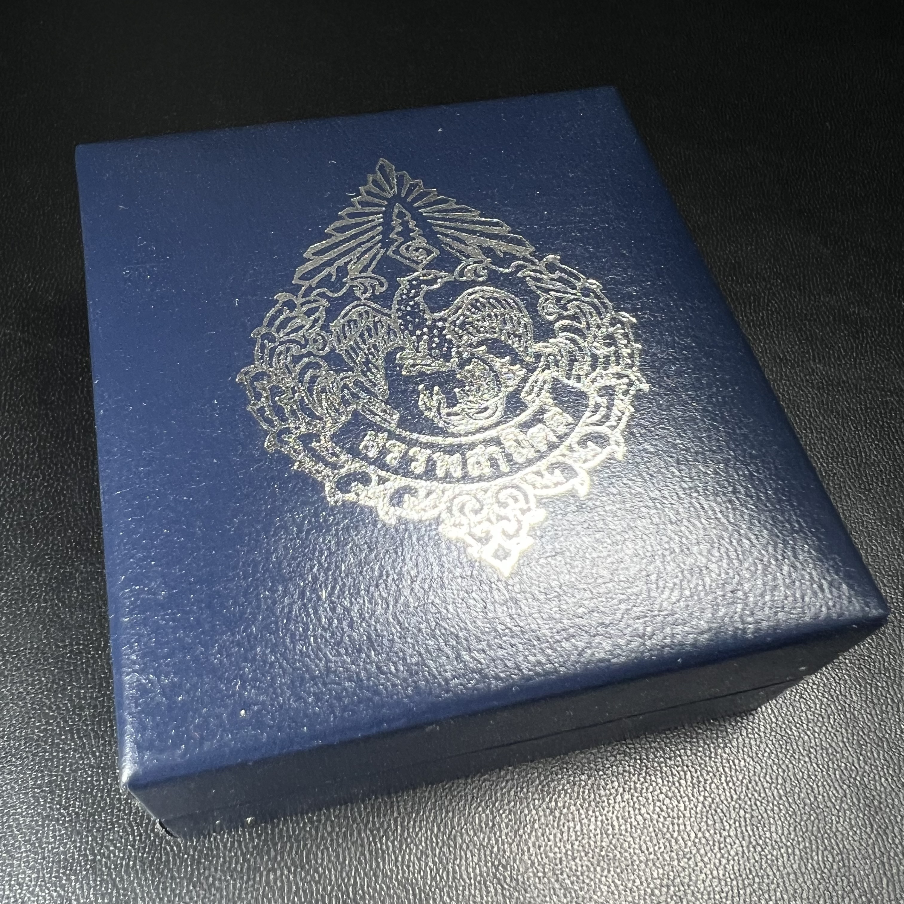 พระแก้วมรกต กรมสรรพสามิตจัดสร้างขึ้นเนื่องในโอกาสครบรอบ 64 ปีของกรมสรรพสามิต และเนื่องในวโรกาสที่พระบาทสมเด็จพระเจ้าอยู่หัวทรงครองราชย์ครบ50ปีเมื่อ พ.ศ.2539 เนื้อเงินทรายนวลขัดเงา(ผิวเดิมๆขึ้นสีรุ้งธรรมชาติสวย(สเน่ห์พระเนื้อเงินสีสันที่ธรรมชาติสรรค์สร้าง)