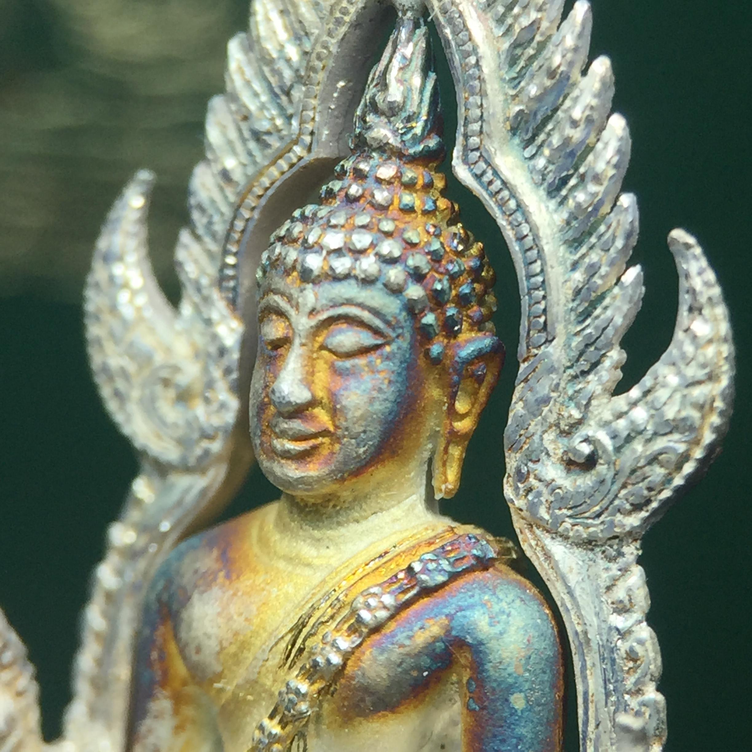 พระพุทธชินราช รุ่นมหาลาภ พิธีพุทธาภิเษกวัดพระศรีรัตนมหาธาตุวรมหาวิหาร จ.พิษณุโลก ปี 2540 เนื้อเงินบริสุทธิ์ 99.9% (นวลเงา)(สภาพผิวเดิมขึ้นสีรุ้ง สวยมากๆเสน่ห์พระเนื้อเงิน สีสันที่ธรรมชาติสรรค์สร้าง) พร้อมกล่องบรรจุเดิม (องค์หมายเลข 11411)(เลขกระจก)นิยม