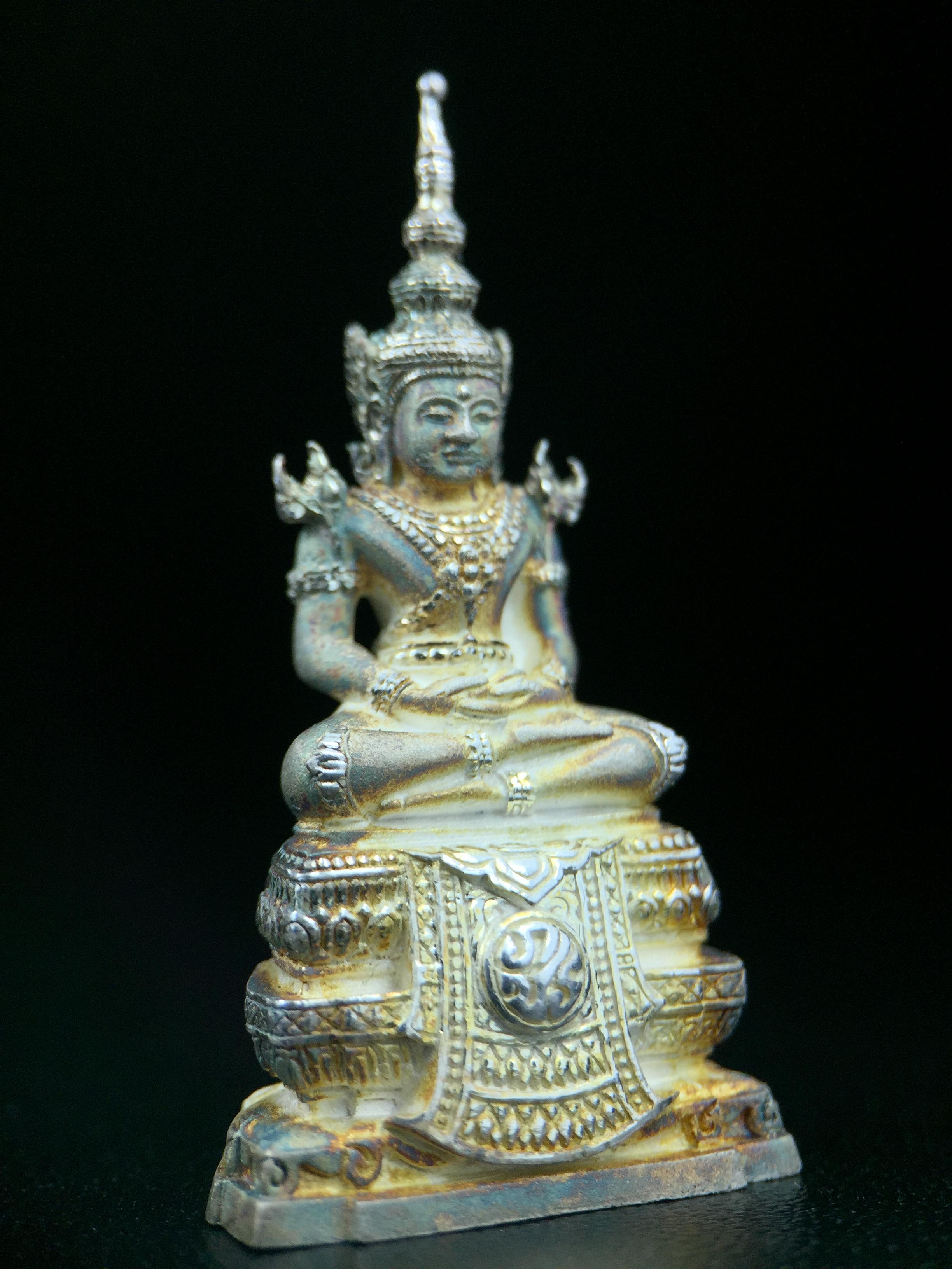 พระแก้วมรกต ภปร. ปี2547 จัดสร้างโดย รพ.ภูมิพลฯ ลอยองค์ หน้าตัก 1/2 นิ้ว เนื้อเงิน(สภาพผิวเดิมขึ้นสีรุ้งธรรมชาติ แบบนิยม สวยมากๆเสน่ห์พระเนื้อเงิน สีสันที่ธรรมชาติสรรค์สร้าง) งดงามทรงคุณค่าอีกหนึ่งรุ่นยอดนิยม หายาก(1ใน3000องค์)
