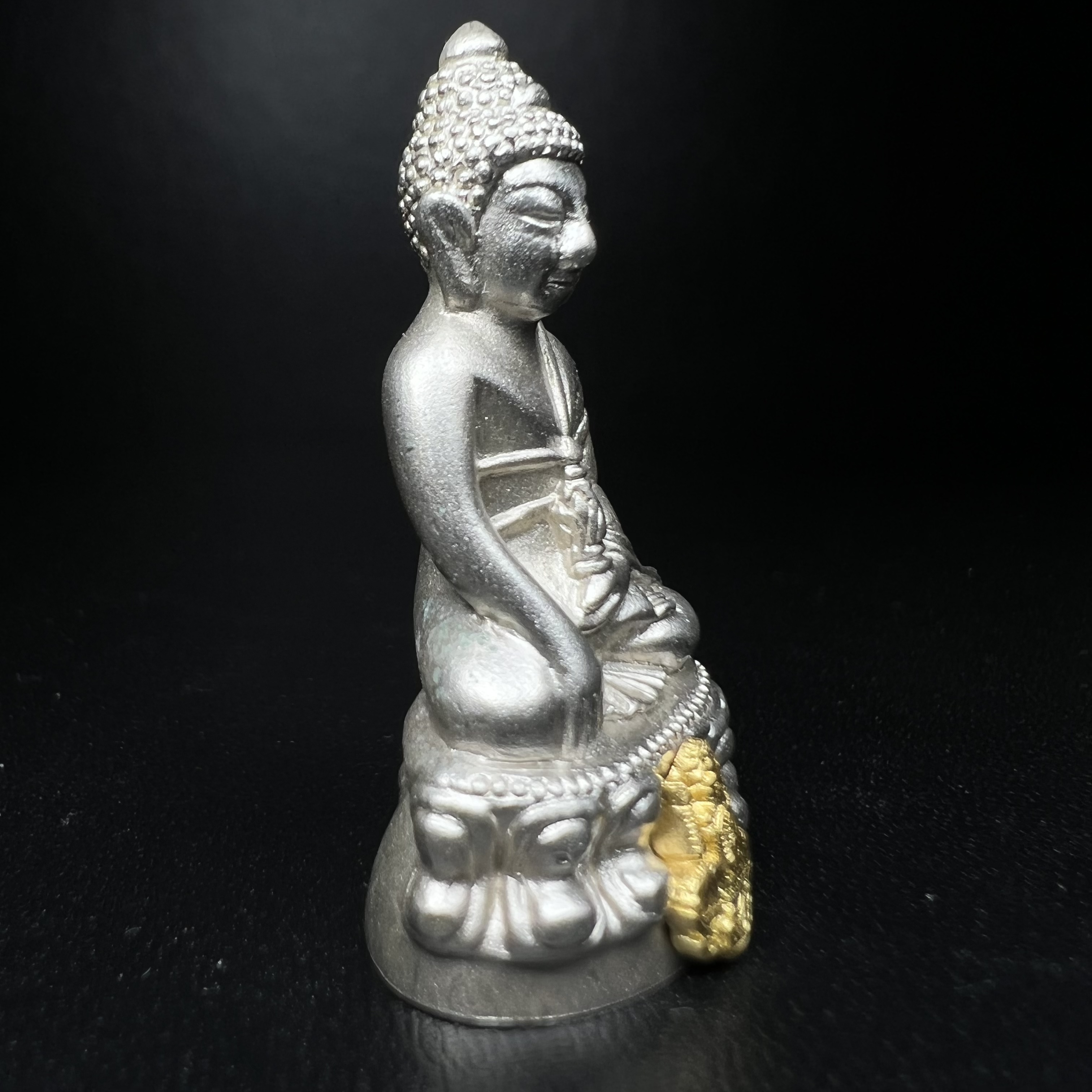 พระกริ่งสมเด็จญาณ วัดบวรนิเวศวิหาร เนื้อเงินบริสุทธิ์ 92.5% ตรากาญจนาภิเษกทองคำ(เนื้อทองคำแท้) พระราชทานแจกเมื่อ 3 ตุลาคม 2538 จัดสร้างในวโรกาส สมเด็จพระญาณสังวร สมเด็จพระสังฆราช ฉลองพระชนมายุครบ 82 พรรษา และฉลองครองราชสมบัติครบ 50 ปี รัชกาลที่ 9(หายาก)