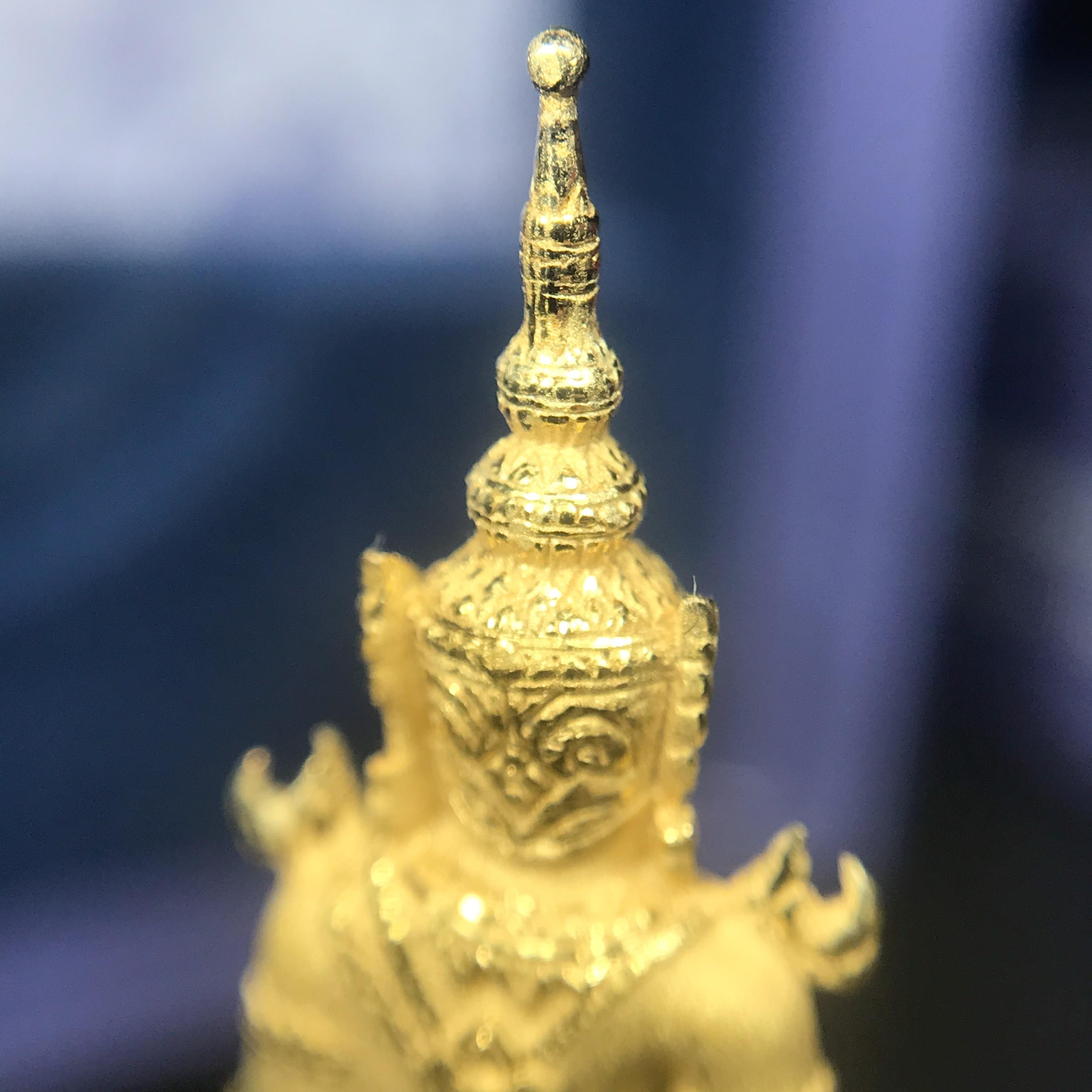 พระแก้วมรกต ภปร. ปี2547 จัดสร้างโดย รพ.ภูมิพลฯ เนื้อเงิน (3 กษัตริย์)ลอยองค์ หน้าตัก 1/2 นิ้ว (สภาพสวย กล่องบรรจุเดิมครบสมบูรณ์) (1ใน3000องค์)องค์หมายเลขมหามงคล 999 (ตองเก้า)เจริญเก้าหน้าในทุกด้าน