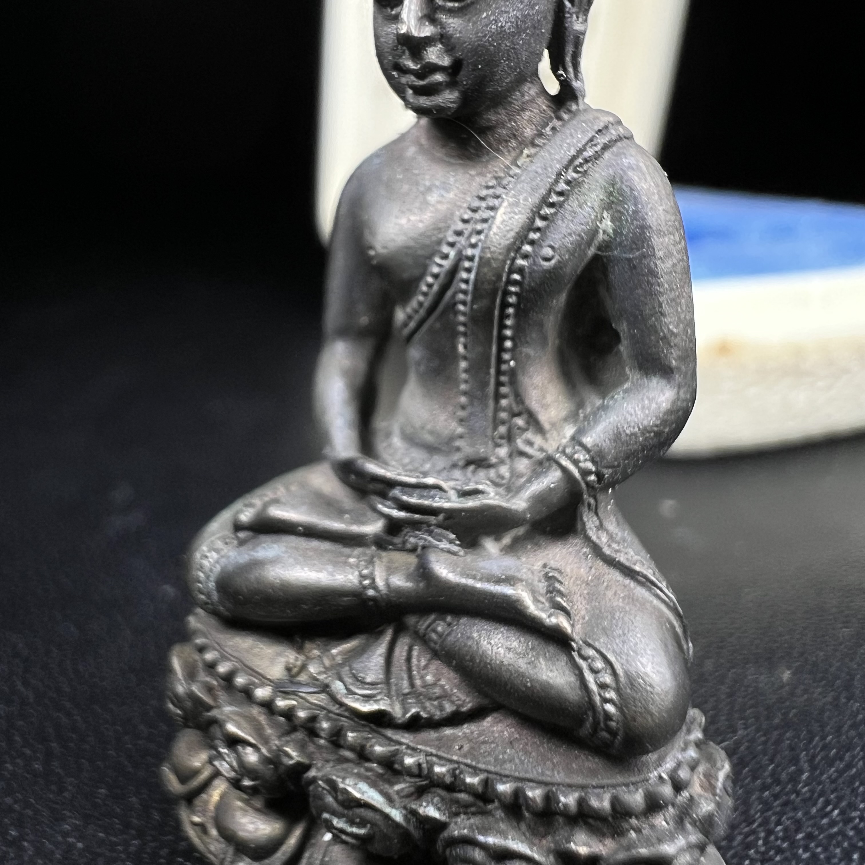 พระกริ่งพิชัยรังสี รุ่นแรก วัดป่าชัยรังสี จ.สมุทรสาคร ปี 2531 เนื้อนวโลหะ ออกแบบโดยนายช่างเกษม มงคลเจริญ ช่างมือหนึ่งแห่งยุค ปลุกเสกโดยพระเกจิอาจารย์ที่มีชื่อเสียงในยุคนั้นมาร่วมพิธีกันหลายรูป พุทธศิลป์ออกแบบได้สวยงดงาม พร้อมกล่องบรรจุเดิมครบ