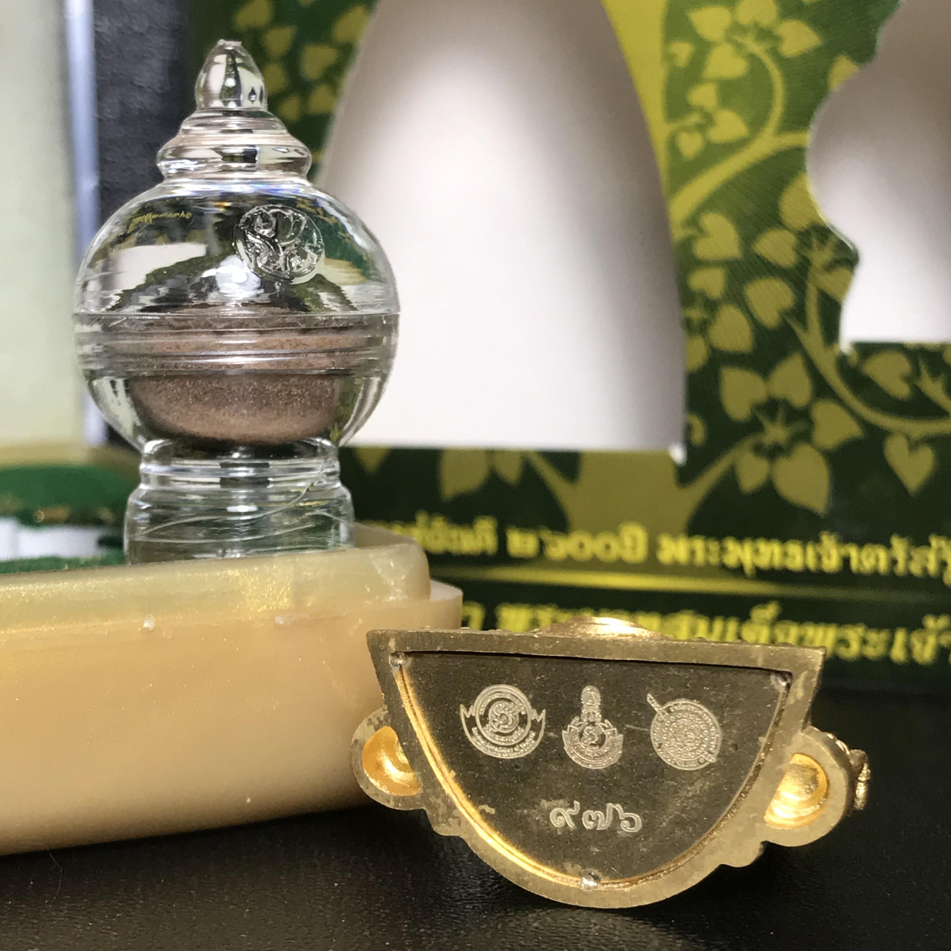 พระพุทธชินราช(จำลอง) ภปร. 84 พรรษา เนื้อทองคำ พิมพ์กลางขนาดหน้าตัก 1/2 นิ้ว(1ใน1000องค์) )(พระราชทานมวลสาร จิตรลดาและเส้นพระเจ้า(เส้นผม)รัชกาลที่9)