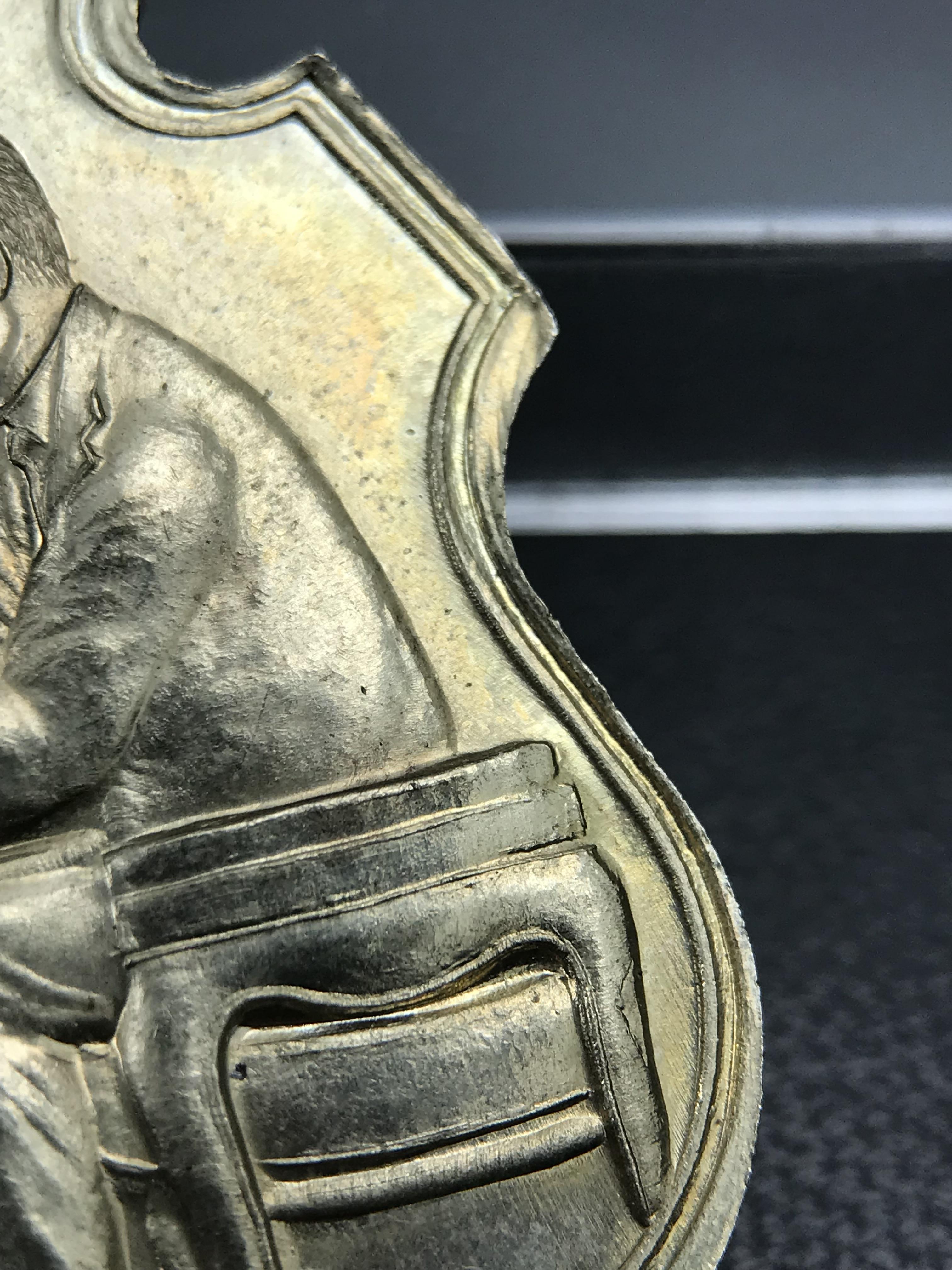 เหรียญครอบครูช่างหลวง(ในหลวงทรงดนตรี) เนื้ออัลปาก้า ปี 2550(หายาก)สุดยอดแห่งความหายากมีหมุนเวียนให้เห็นน้อยมากเป็นอีกหนึ่งรุ่นยอดนิยมของเสด็จพ่อร.9เหรียญนี้สวยมากผิวน้ำทองทั่วทั้งเหรียญ