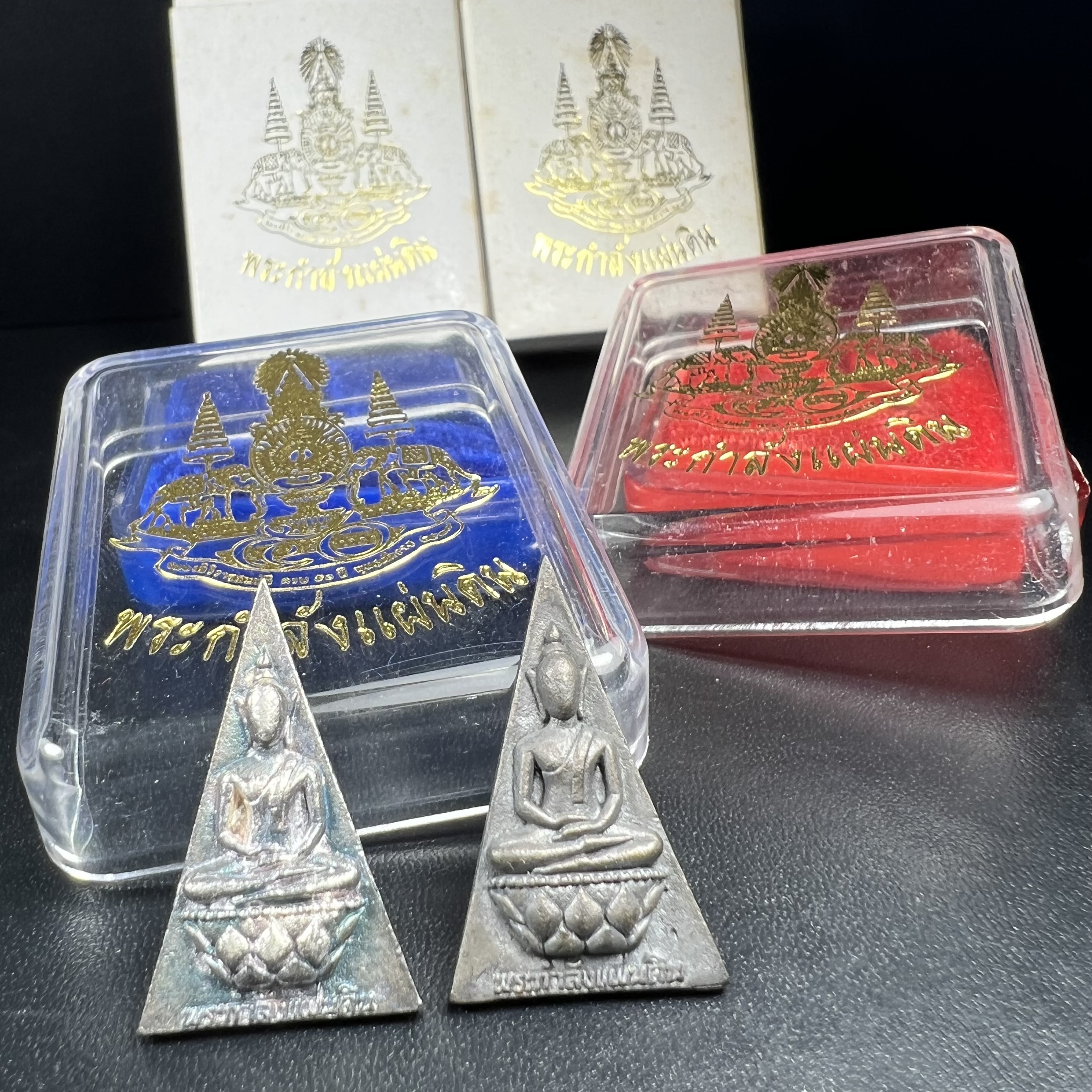 พระกำลังแผ่นดิน (สมเด็จจิตรลดา2) จัดสร้างเฉลิมพระเกียรติ ร.9 ครองราชย์ 50 ปี 2539 เนื้อเงิน(ผิวเดิมกลับดำ รุ้งๆสวย)+เนื้อนวโลหะ(สร้างน้อยหายาก)พร้อมกล่องบรรจุเดิมครบสมบูรณ์(1ใน2539องค์)