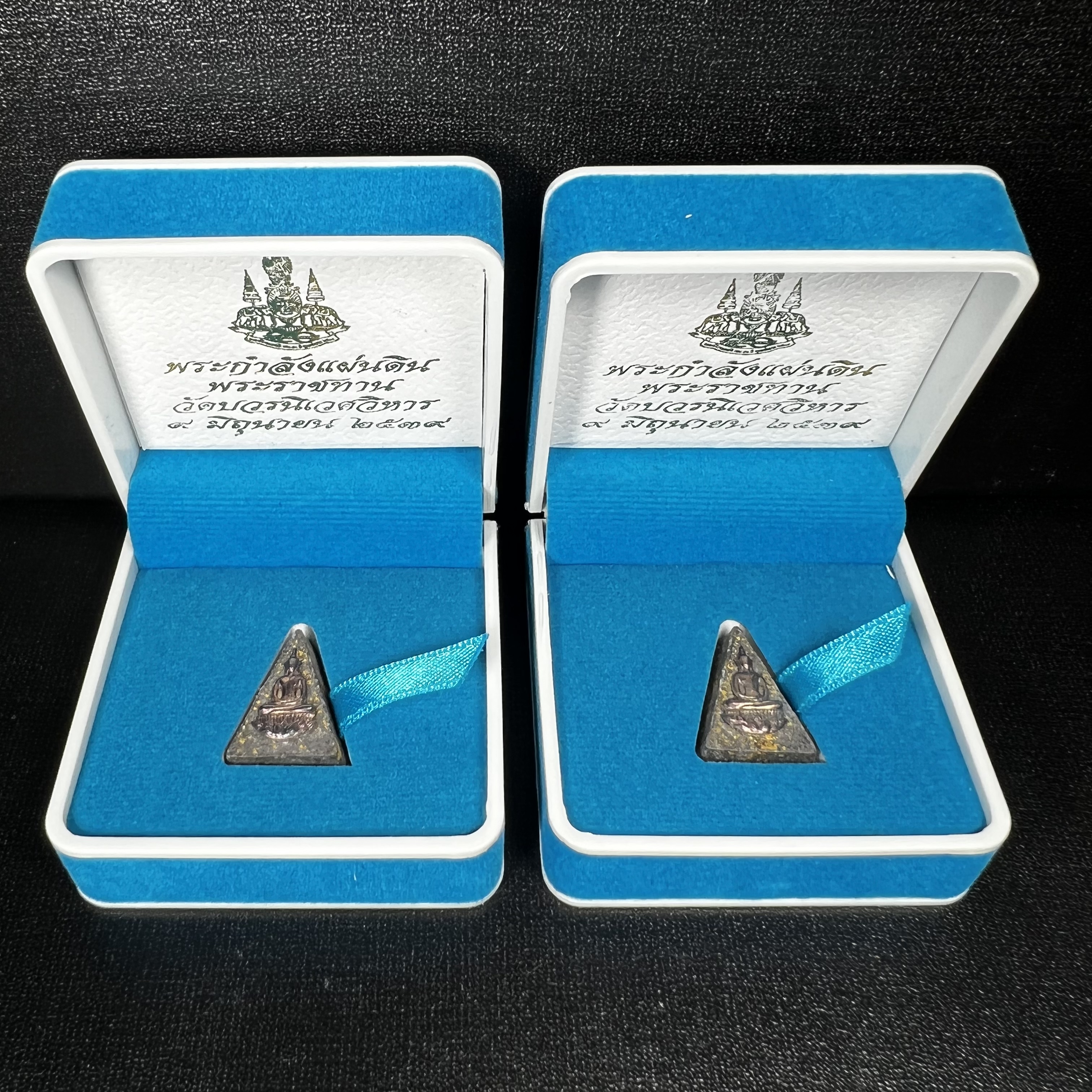 พระกำลังแผ่นดิน พระราชทาน วัดบวรนิเวศวิหาร ปี2539 พิมพ์เล็กหน้ากากเงิน (ในหลวง รัชกาลที่ 9 พระราชทานมวลสารจิตรลดา)นิยมหายาก