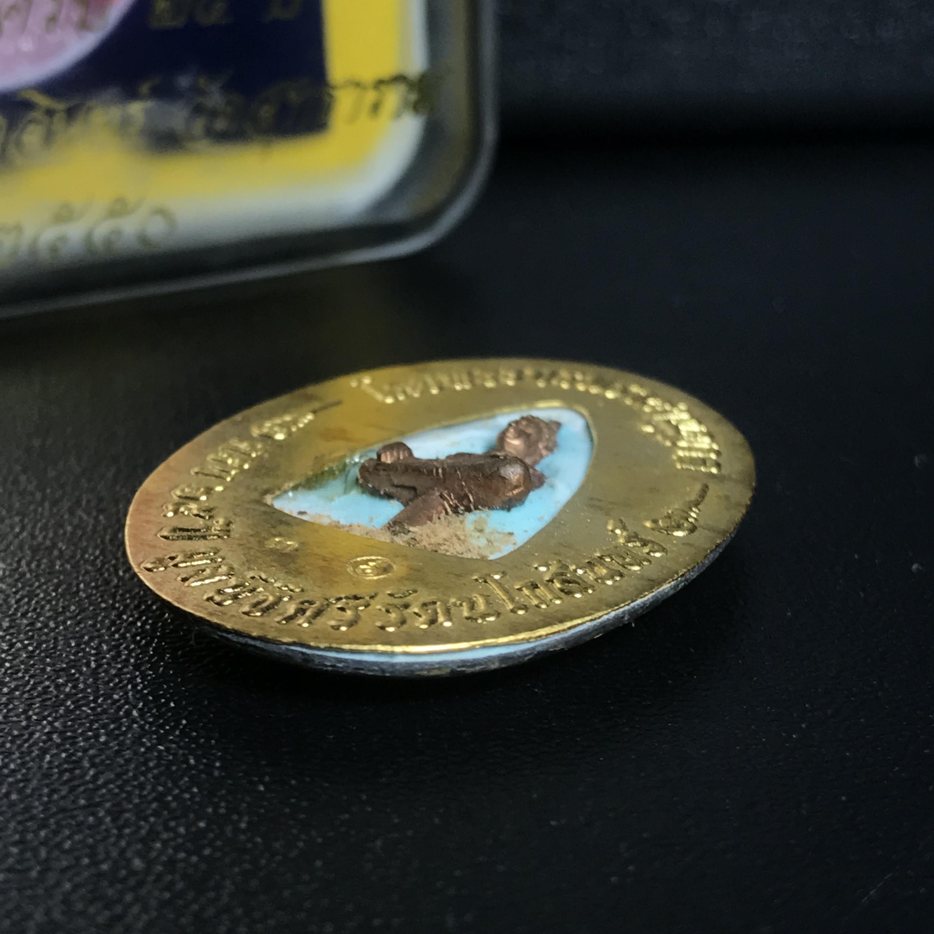 ล็อกเกตในหลวงรัชกาลที่9 ที่ระลึกครบ 25 ปี มูลนิธิศรีรัตนโกสินทร์ วัดสุทธาราม พ.ศ. 2550 พิมพ์ทรงวงรีรูปไข่ใหญ่ ฉากสีทอง หลังปิดแผ่นทองคำ ฝังพระยอดธง บรรจุมวลสารจิตรลดาและเกศาในหลวง ร.9 (หมายเลข 3)(นัมเบอร์สวยเลขตัวเดียว)(นิยมหายากสุด)(1 ใน 422 องค์)