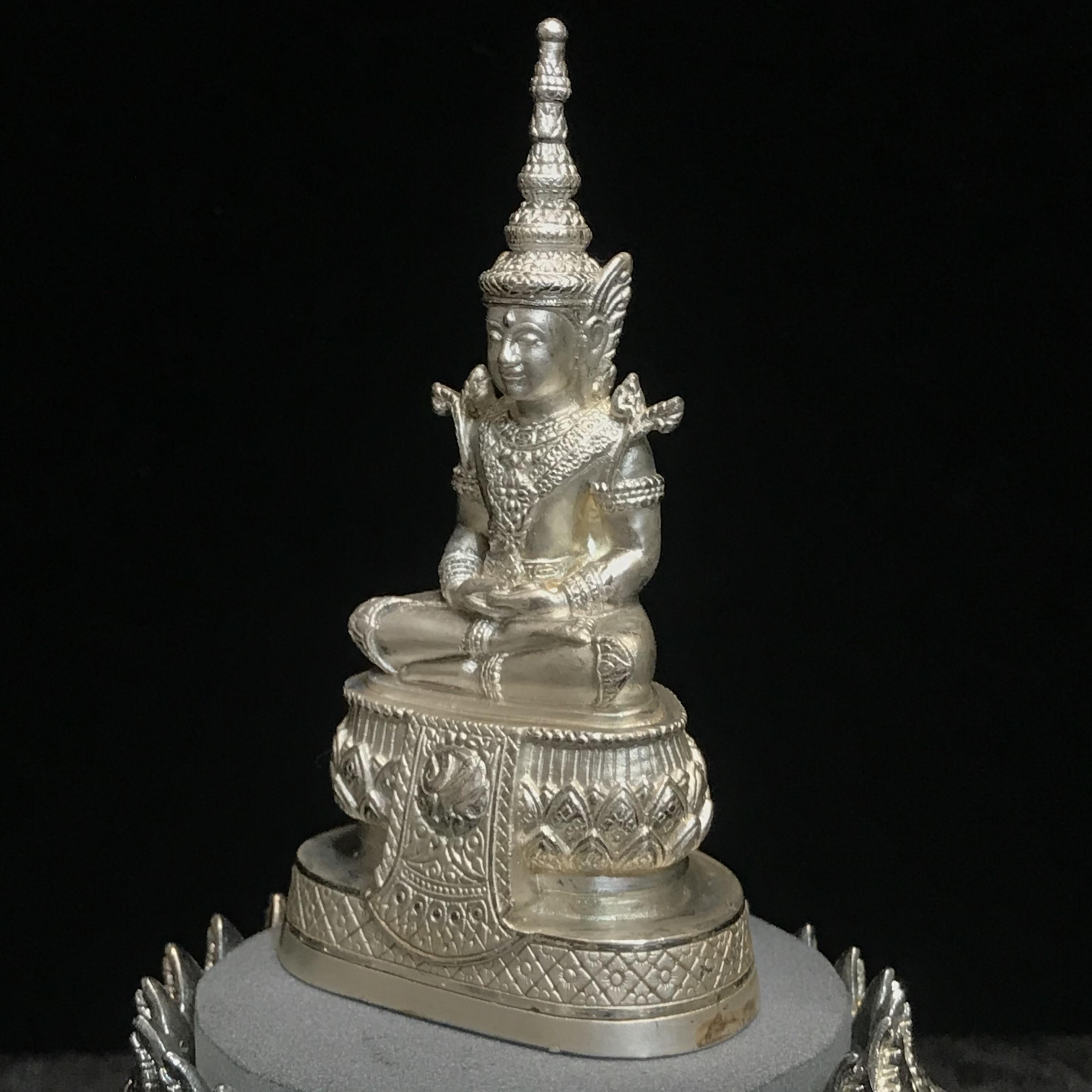 พระแก้วมรกต ภปร.(รุ่นแรก) ปี2545 รุ่นฉลองกรุงรัตนโกสินทร์ครบ 220 ปี หล่อลอยองค์ เนื้อเงิน ขนาดบูชา 50*90 มม. พร้อมฐานวางครอบแก้วเดิม(สวยงามและหายากมาก)