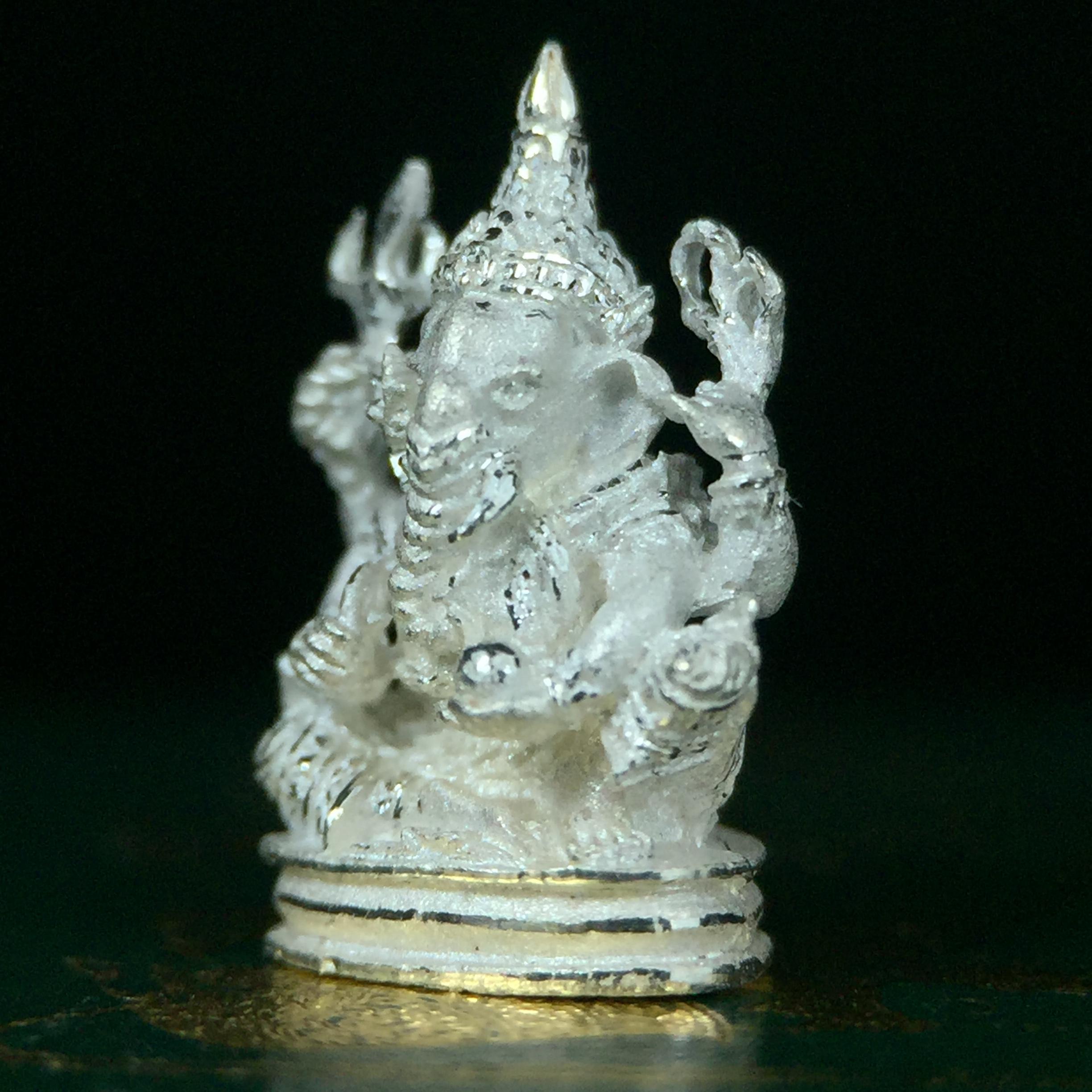 พระพิฆเนศ เทวสถานโบสถ์พราหมณ์ ปี 2539 รูปหล่อลอยองค์เนื้อเงิน 99.9% (พ่นทรายขัดเงาบางส่วน) พิมพ์เล็ก(ขนาดประมาณ 1.3 * 0.8 ซม.) พร้อมกล่องบรรจุเดิมครบ ผลิตโดย บ.แพรนด้า จิวเวลรี่(สภาพสวยเดิม พิธีใหญ่ พุทธศิลป์งดงาม)