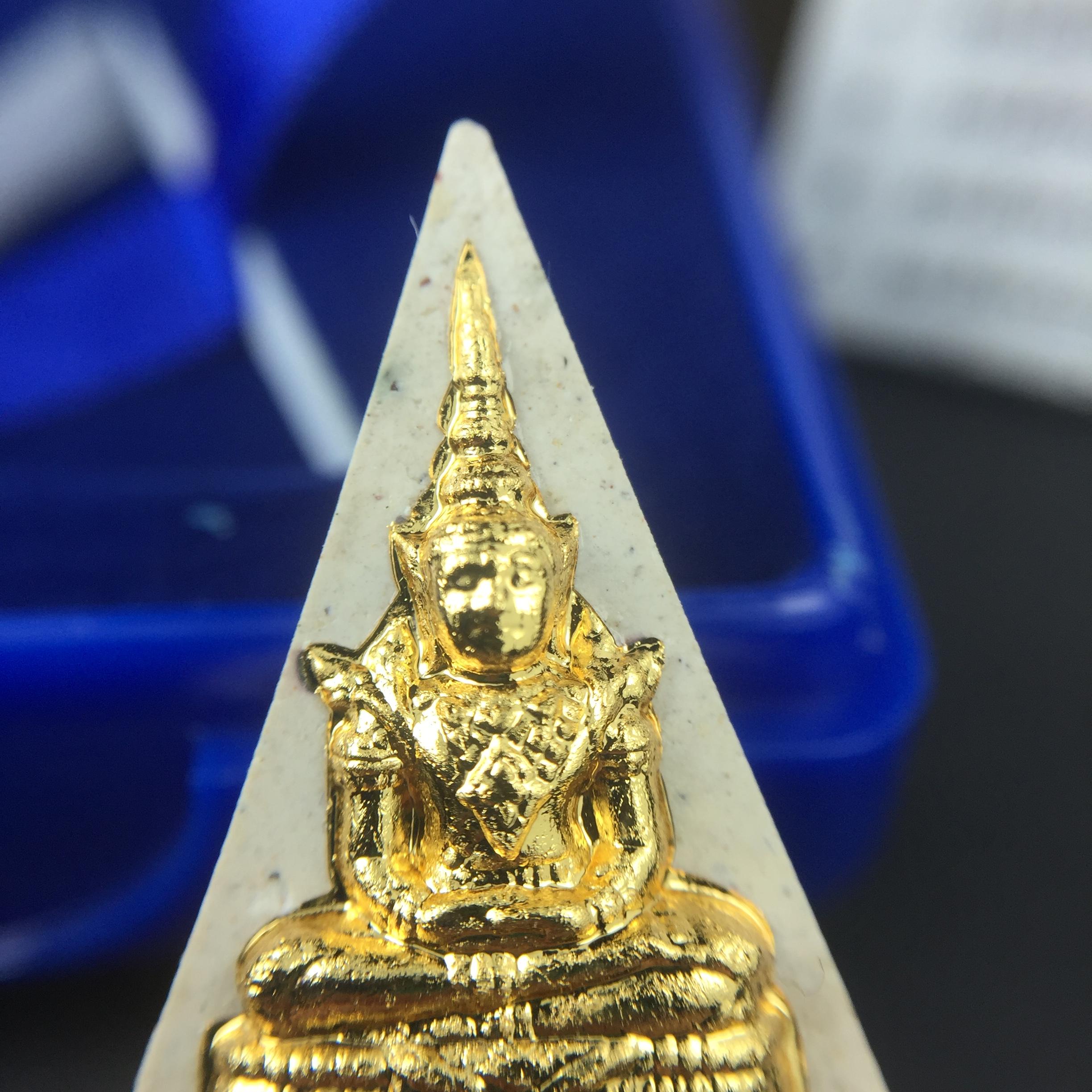 พระแก้วมรกต(จำลอง)ทรงเครื่องฤดูร้อน พระผงบูชา ด้านหน้าปิดทอง ด้านหลังตราฉลองสิริราชสมบัติครบ 60ปี เนื้อเงินขึ้นสีรุ้งธรรมชาติสร้างสรรค์งดงาม(รุ่นนี้ได้พระราชทานเส้นพระเจ้า(เส้นผม)รัชกาลที่9ในการจัดสร้าง)***องค์นี้พิเศษมองเห็นเส้นผมติดอยู่ด้านหลังชัดเจน***