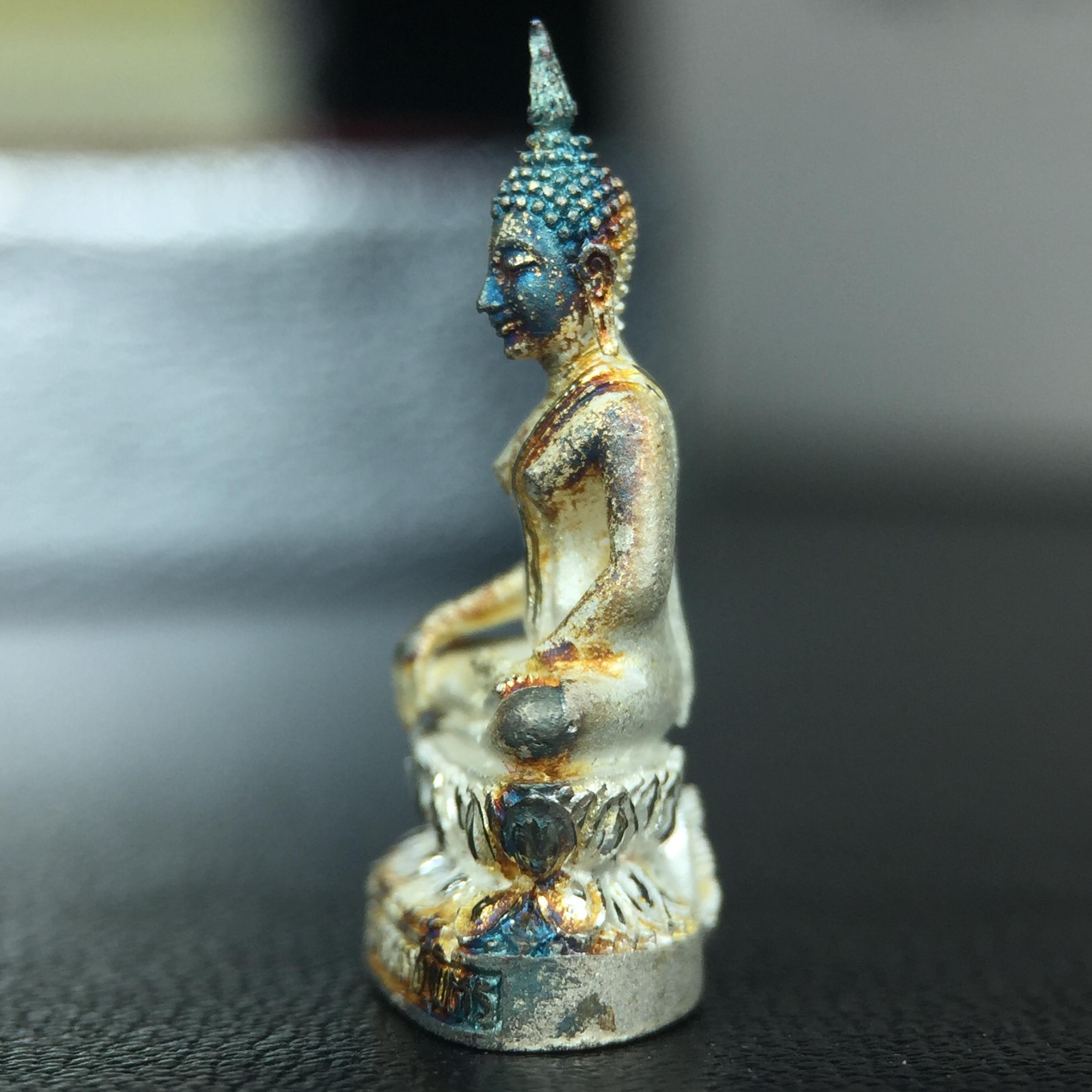 พระชัยวัฒน์พระพุทธนวราชบพิตร ครองสิริราชสมบัติครบ 50 ปี พ.ศ.2540 ขนาดสูง 1.9 ซม. เนื้อเงิน(ผิวเดิมๆขึ้นสีรุ้งธรรมชาติแบบนิยม(หายาก)สวย) พร้อมกล่องบรรจุเดิมครบสมบูรณ์ 1ใน 9500 องค์(พุทธนวราชบพิตร นิมิตรหมายแห่งความสามัคคี ด้วยไมตรีแห่งองค์พระภูมิพล)