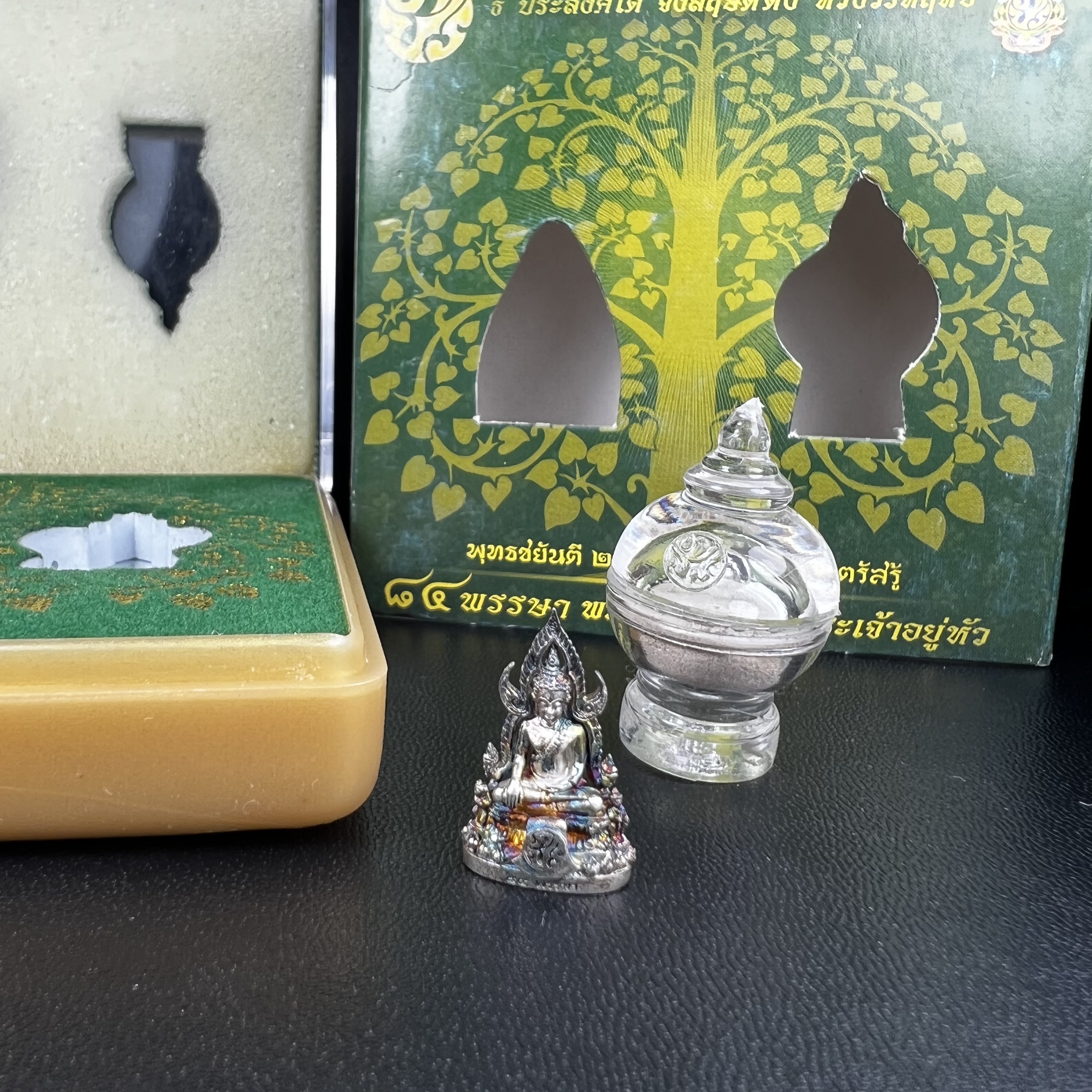 พระพุทธชินราช(จำลอง) ภปร. 84 พรรษา เนื้อเงินชุบทองคำขาว พิมพ์เล็กขนาดหน้าตัก 1/4 นิ้ว (สภาพผิวเดิมสวย ขึ้นสีรุ้งธรรมชาติ แบบนิยม)(พระราชทานมวลสาร จิตรลดาและเส้นพระเจ้า(เส้นผม))