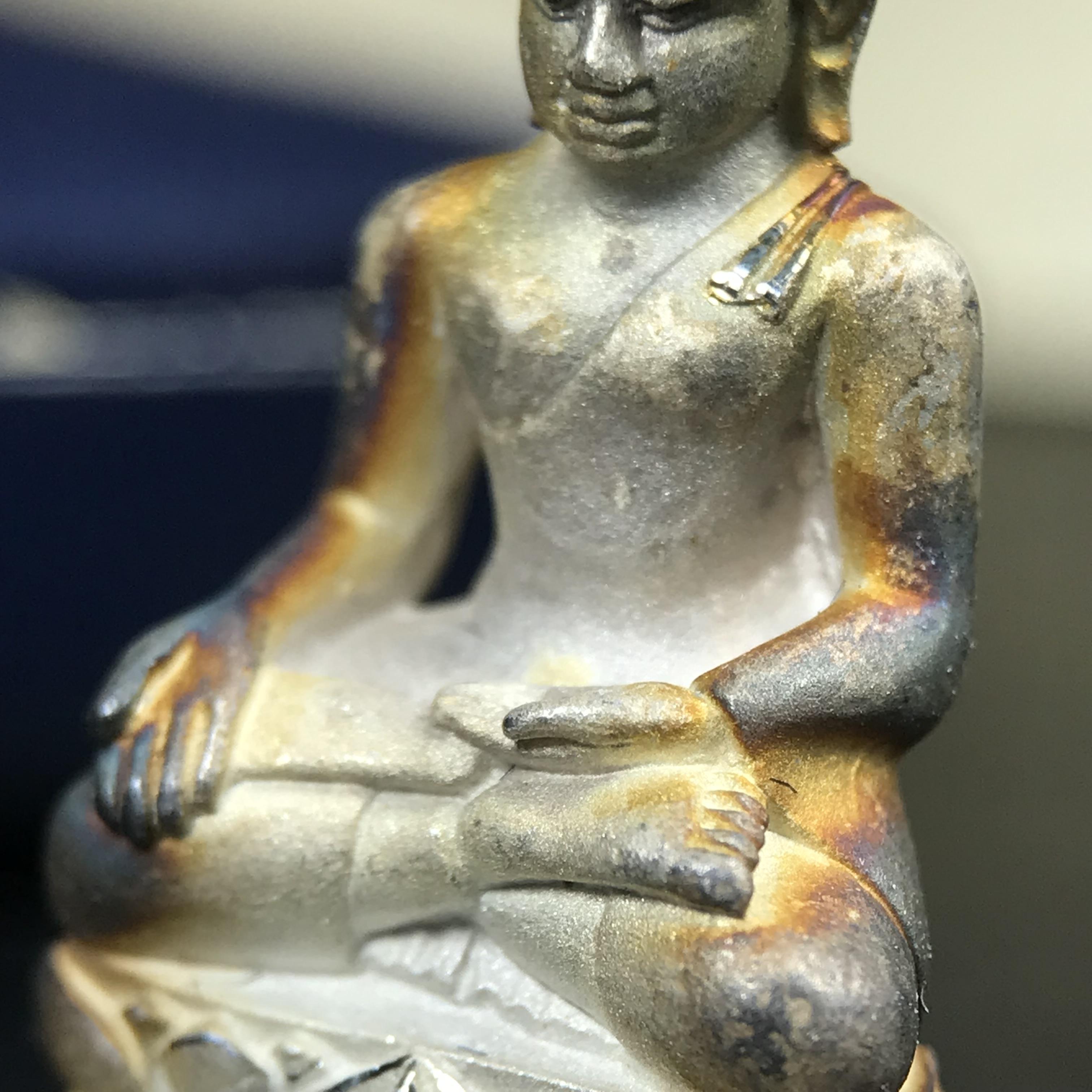 พระกริ่งไพรีพินาศ ญสส.มูลนิธิพิทักษ์ดวงตาประชาชน ฉลองศิริราชสมบัติครองราชย์ 50 ปี รัชกาลที่ 9 เนื้อเงินบริสุทธิ์ 99.9% (เนื้อเงินผิวเดิมติดรุ้งๆสวยเดิม)ขนาดสูง 2.8 ซม. พร้อมกล่องบรรจุเดิมและการ์ดใบรับรองเดิมครบสมบูรณ์(องค์หมายเลข ๒๓๒๗)