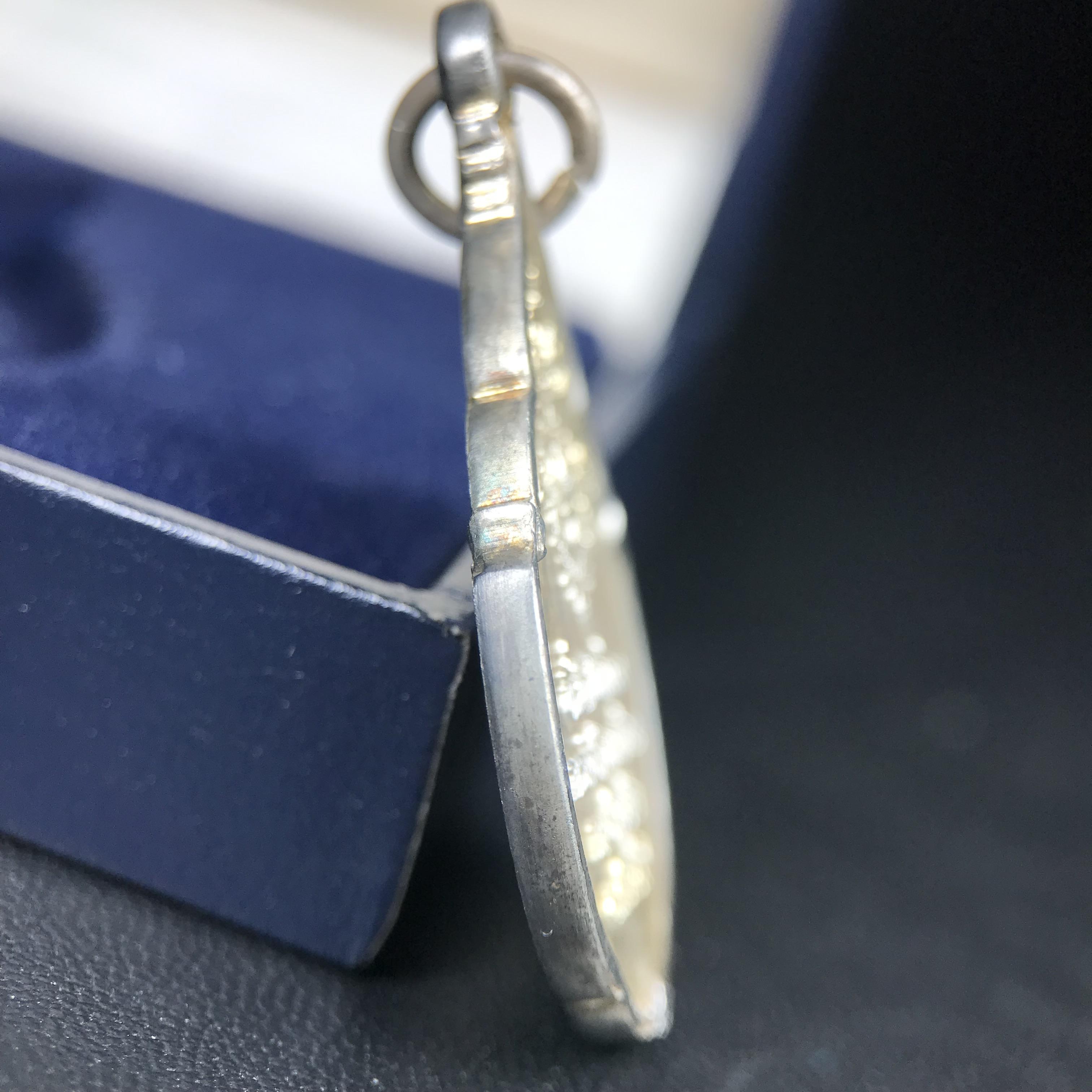 เหรียญพระแก้วมรกต ที่ระลึกในพิธีเททองการจัดสร้างพระแก้วมรกตกรมสรรพสามิต พ.ศ.2539 และในวโรกาสที่พระบาทสมเด็จพระเจ้าอยู่หัวทรงครองราชย์ครบ 50 ปี เนื้อเงิน ทรงหยดน้ำ(พิมพ์มีหูห่วง)(สภาพผิวเดิมขึ้นรุ้งสวยมาก)(พิธีใหญ่)**เนื้อเงินรุ่นนี้พบเจอน้อยมาก**