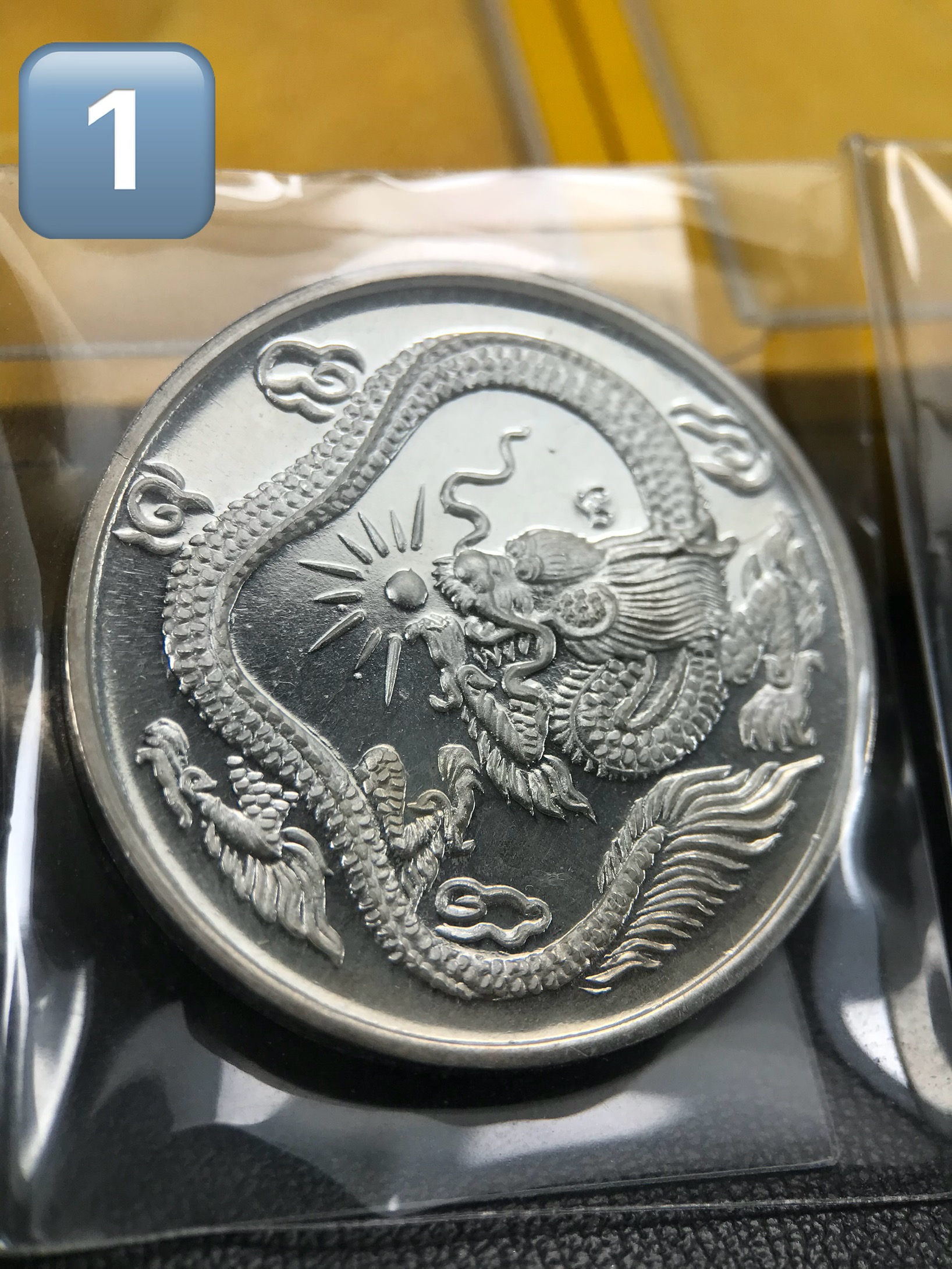 เหรียญพระโพธิสัตว์ อวโลกิเตศวร กวนอิม หลังมังกรเล่นแก้ว วัดราชบพิธสถิตมหาสีมาราม ปี 2536 เนื้อเงิน(ขัดเงาผิวกระจก) ขนาด 3 ซม. ตอกโค๊ตขอบเหรียญ ปลุกเสกพิธีใหญ่ พร้อมกล่องบรรจุเดิมครบ สภาพสวย