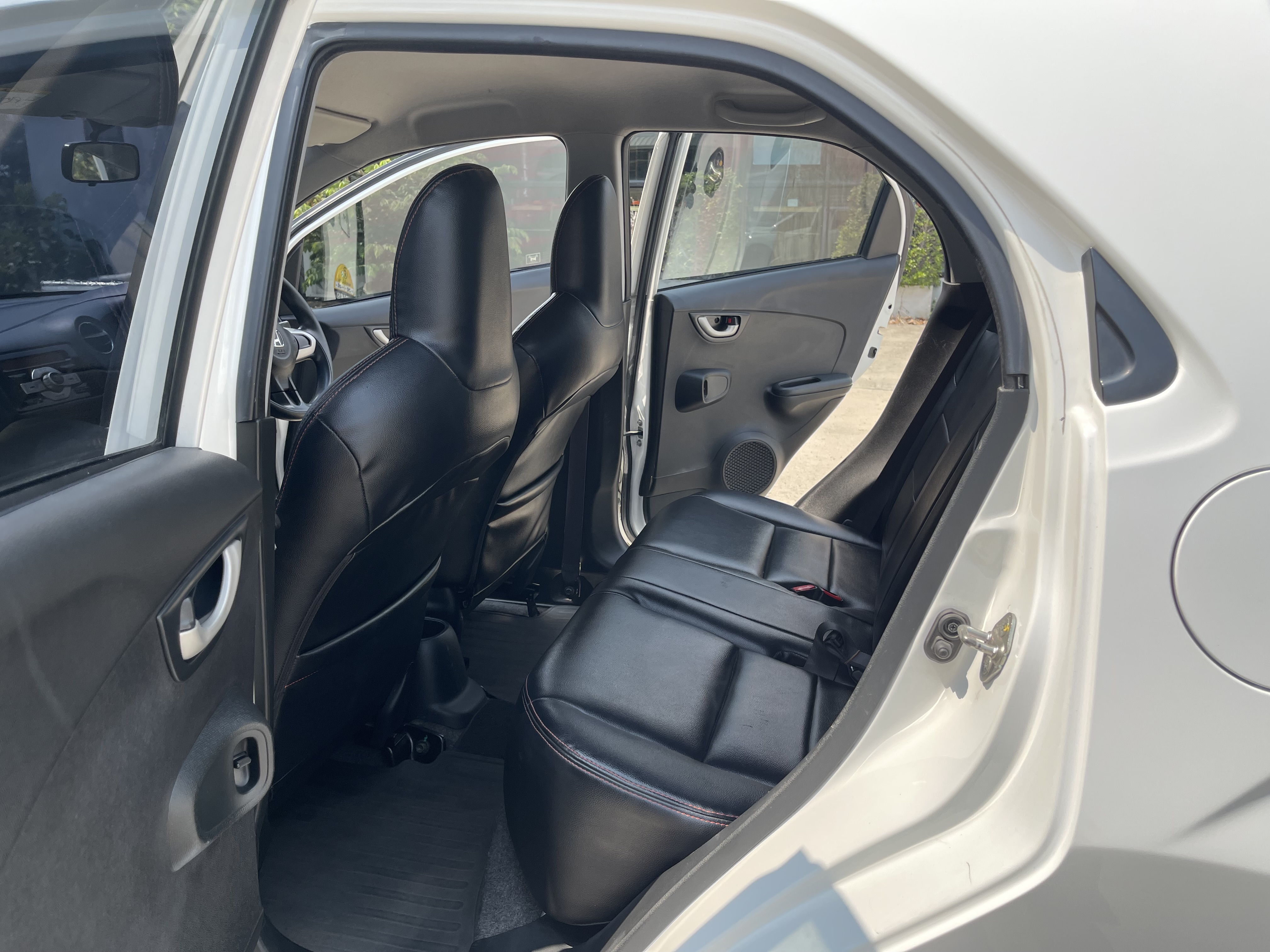 Honda Brio 1.2 V At 2015 ขาว